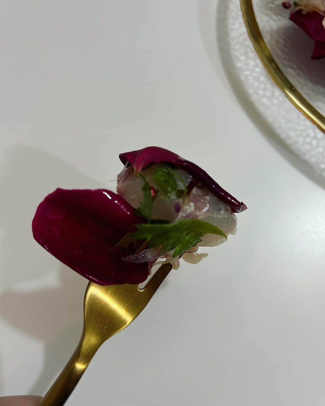 平野ノラさんのインスタグラム写真 - (平野ノラInstagram)「薔薇を食するネクストステージにお先に行かせていただきますね。  #行けや #いつまで薔薇見てるのかしら #お食べよ #唐揚げタピオカ薔薇 #5月限定 #薔薇食い #カルパッチョにして #🌹🌹🌹」5月8日 22時04分 - noranoranora1988