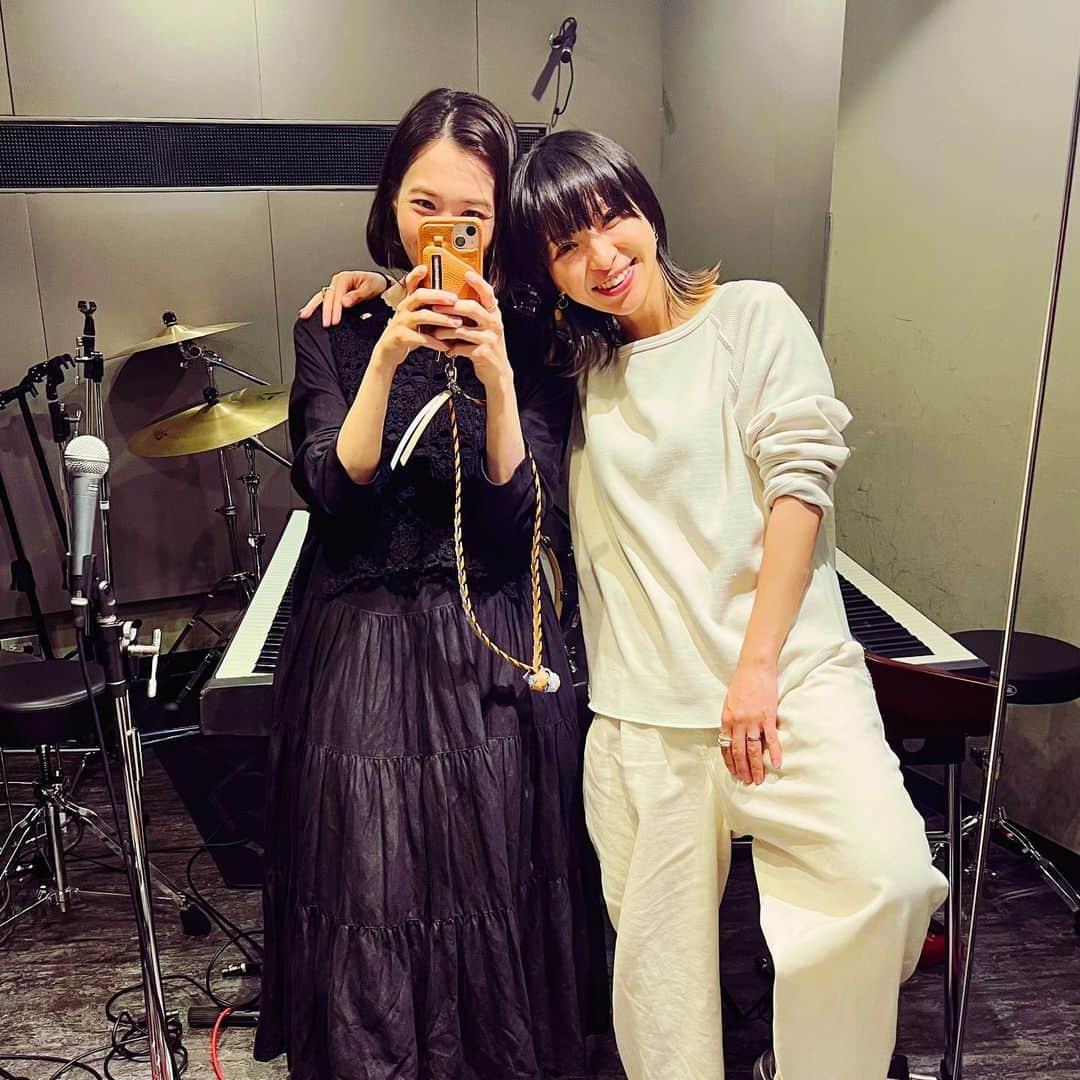 のインスタグラム：「kainatsu×タイナカ彩智 リハーサル始まりました🎹  「雨とタープの休日」☂️🏕 3年ぶりの有観客での360°公演！  服装◼️◻️から作風まで正反対の私たちふたり、向かい合わせのピアノで歌います。(おしゃべりも🤫)  ぐるりと皆で集いましょ☺︎  5月21日(日) 大阪 Cafe Room 6月 3日(土) 東京 音倉 チケットはプロフィール欄URLよりどうぞ🎫」