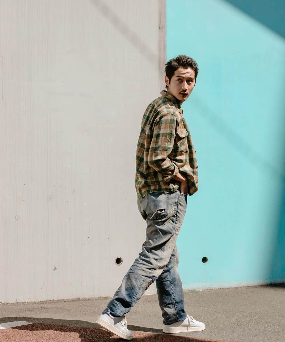 仲野温のインスタグラム：「普段革靴ばかりであまりスニーカーを履かない僕ですが、autryのスニーカーはまずスムースレザーだから滑らかな質感で履き心地がいい。 かと言って、デザイン的にどんなスタイルにも馴染んでくれるし、厚めのインソールでフィット感が強く長時間歩いても疲れにくい。 このスニーカーは、一足持ってて損はない。  #autry  #autryactionpeopoe  #sneakers  #pr  @autryactionshoes  @toyodatrading」