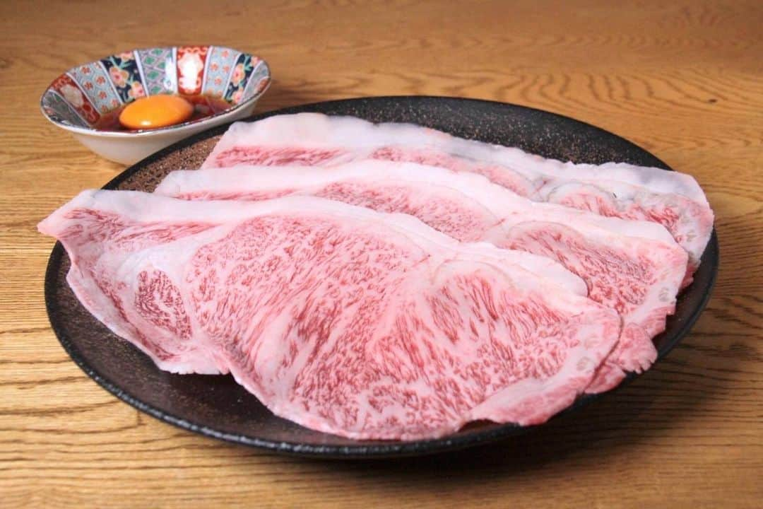 焼肉らんどのインスタグラム：「こんばんは‼️焼肉らんどです🔥  5/29は… 🥂🎉「らんど6周年祭」🎉🥂  19時〜の枠はご予約で埋まってしまいましたが 17時〜と21時〜の枠はあと少し空きがございます🤏🌝 ぜひぜひご予約の程お願いします😆  この日は「らんど盛り人数分無料‼️」とさせて頂きます💖  折角の6周年、沢山のお客様に盛り上げて頂きたいです😋😋 お待ちしております🍖🍺  ホルモンの入荷状況、店内清掃などで明日より３連休頂きます🙏 最短金曜日からまた新鮮なホルモン入荷予定でございます。ゴールデンウィーク期間中品切れでお断りしたお客様申し訳ございませんでした😱 また金曜日からよろしくお願い致します🙇🏼‍♂️  #6周年#感謝 #周年祭#無料イベント   #八尾#八尾市#近鉄八尾#近八尾#東大阪 #八尾グルメ#八尾ランチ#東大阪グルメ #八尾焼肉#焼肉ランチ#焼肉デート #大阪焼肉#大阪グルメ#焼肉屋　 　 #焼肉らんど　 #焼肉#焼き肉#肉#肉スタグラム  #焼肉好きな人と繋がりたい　 #一人焼肉#肉女子　  #和牛#a5ランク#希少部位   #プレミアムモルツ超達人」