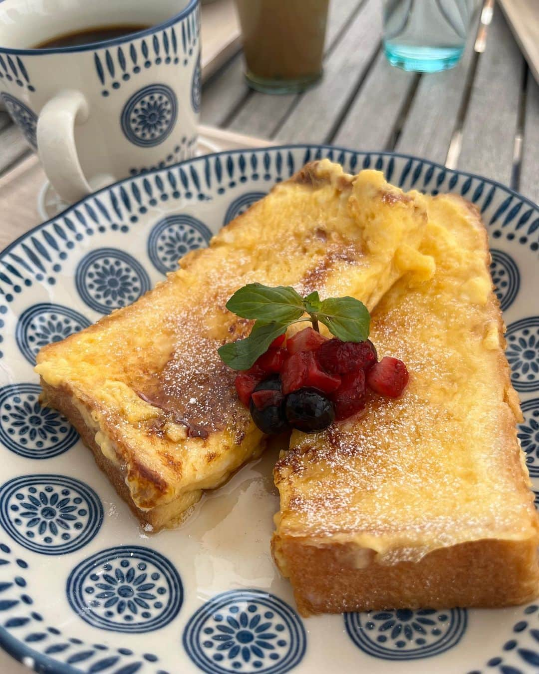 中村歩加のインスタグラム：「新潟 越前浜近くのカフェ☕️✨  新潟の有名なワイナリー、 カーブドッチ内にありました🍇  シナモンが効いてるフレンチトースト、甘くて美味しかった～☻♡  天気も良くて、テラスでまったり過ごせてよかった☺️  #フレンチトースト #新潟カフェ #新潟観光 #越前浜 #新潟旅行 #新潟 #ワイナリー #カーブドッチ #カーブドッチワイナリー #カフェ #カフェ巡り #カフェ活 #コーヒー #fyp #f #ootd #fashion」