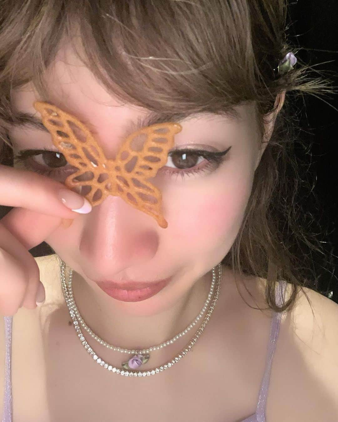 山本ソニアのインスタグラム：「my birthday look🦋🫧  大好きな @missoni のドレスでバースデイを過ごしたMissソニ😆💜  ちなみに小さいミニバックも #missoni 🩷  ドレスに合わせて @girlssociety_official のパールとパープルローズのネックレス&ヘアピン🌹💜  #birthday #🦋 #bali #nusadua #indonesia #kayuputi #balitrip」