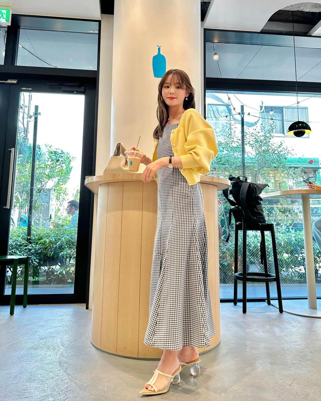 磯田 ひかる(Hikaru Isoda) のインスタグラム：「こんばんは🧸🌙 GW明けの月曜日、どうでしたか？  私は少し肌寒くて眠くなる日でした🥱今週は少し気温が下がりそう〜〜  この日はギンガムチェックのキャミワンピ着たよ！❤︎ カーディガンがあれば今からでも着れるねꕤ︎︎·͜· ︎︎  【着用アイテム】 Dress @grl_official  Knit @grl_official  Bag @polene_paris  Shoes @evol_official0   ------------------------------ picaru：162cm / 骨格ウェーブ 1st ブライトスプリング 2nd ブライトサマー  大人可愛いスタイルアップコーデ ヘアメイクを合わせた トータルスタイリングを提案🤍  不定期にストーリーで ファッションお悩み相談募集中🥰 ------------------------------  他の投稿を見る→【@picaruuu】」