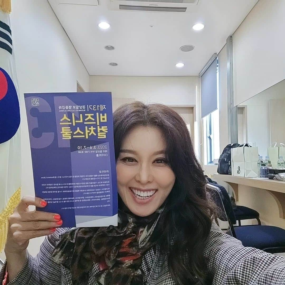 ホン・ジミンのインスタグラム：「오늘은 울산 강연콘서트 ♡❤️🧡💛💚💙 기차타고 !!!!!!슝  토크로 노래로 소통하며  나의 삶도 다시 돌아보는 시간 ㅎㅎㅎㅎ  오늘 저에게 무슨 이야기 듣고싶으세요?   에너지 받고 싶습니다 !!! 무한 긍정 열정 파워 🔥 솟아라 ♡❤️🧡💛💚  너~~~~무 좋으셨다 해주시니 또 그저 감사감사  저두 너~~~~~무 좋았어요  ♡❤️🧡💛💚💙💜❤️  #강연콘서트 #열정 #꿈의노트 #꿈꾸는대로 #말하는대로  #생각한대로 #긍정파워」