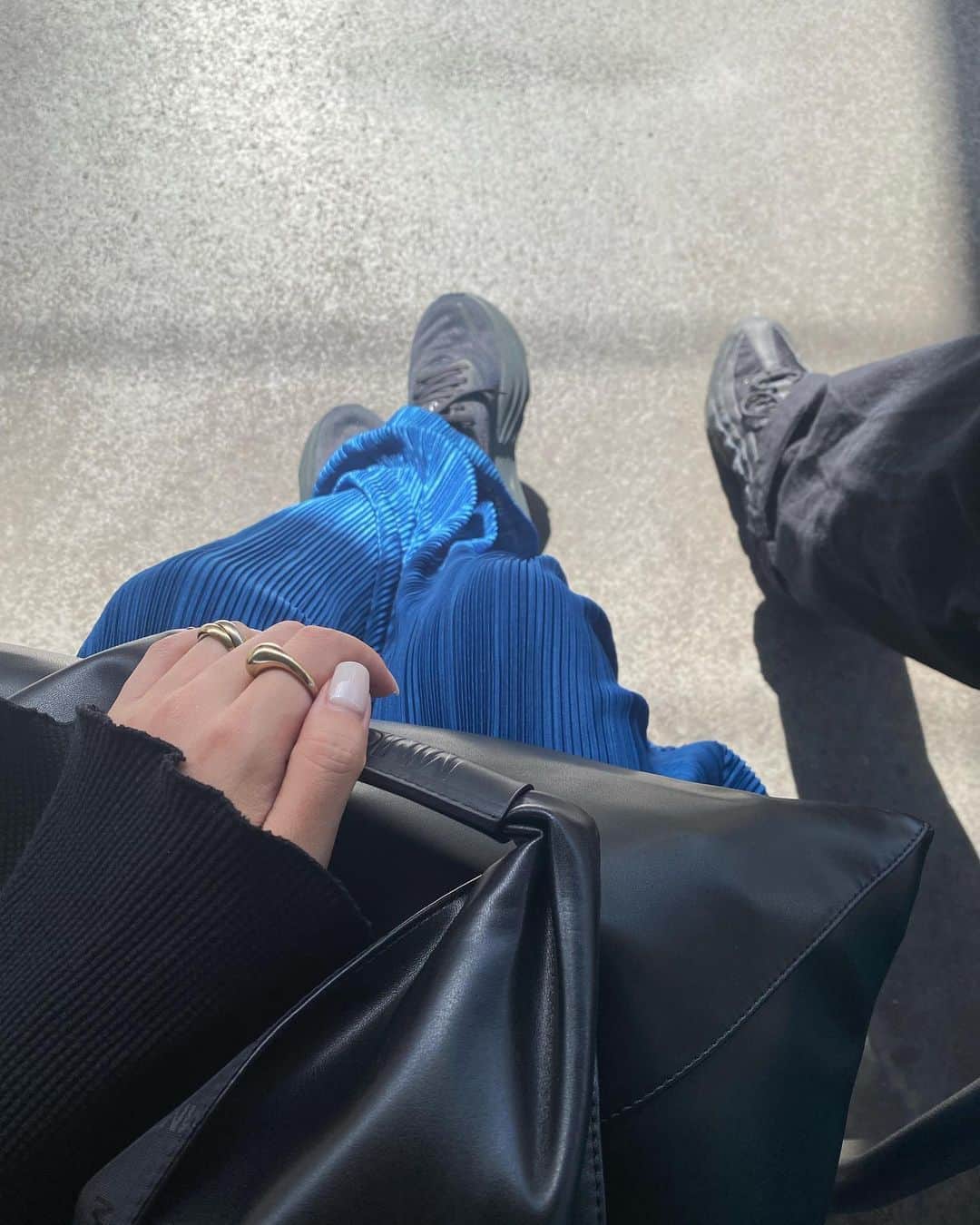 吉田佳菜のインスタグラム：「ㅤㅤㅤㅤㅤㅤㅤㅤㅤㅤㅤㅤㅤ ㅤㅤㅤㅤㅤㅤㅤㅤㅤㅤㅤㅤㅤ 鎌倉行く日はだいたい温泉にも行くから荷物多いし 本は文庫本だけじゃなくてハードカバーも買うから 大きめのこのbagが大活躍🖤 ㅤㅤㅤㅤㅤㅤㅤㅤㅤㅤㅤㅤㅤ ㅤㅤㅤㅤㅤㅤㅤㅤㅤㅤㅤㅤㅤ #mm6 #ジャパニーズバッグ #maisonmargiela #ちわこの休日」