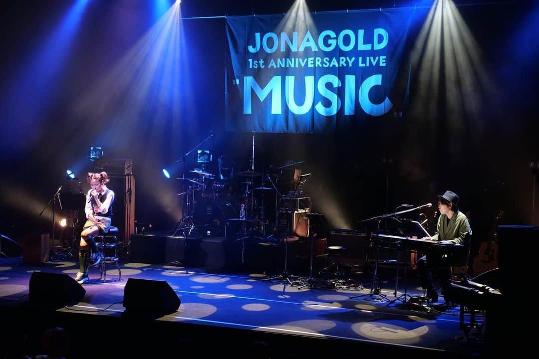 ジョナゴールドさんのインスタグラム写真 - (ジョナゴールドInstagram)「♥ 2023.05.07 JONAGOLD 1st ANNIVERSARY LIVE "MUSIC"@弘前文化センター ・ ホームならではの安心感とホームだからこそよりいいライブにしたい！という緊張感が入り交じった1日。 ・ 会場全体のワクワク感が過去一レベルでビシビシと伝わってきていました！！ 弘前でしか披露しなかった曲もあったり、バンドメンバーにMCを突然振ってみたり、自由でのびのびとしたライブになったと思います😊 ・ 7号デビューからちょうど1年の5月7日を弘前で迎えられて良かったです！🙇‍♀️ みなさんありがとうございました！ 2年目もよろしくお願いします！！！！！ ・ ・ ・ この投稿のいちばん最後に載せた↑集合写真では、右端に心が綺麗な人にしか見えない緑色の妖精さんが2人ほどいますね…😇 最後まで非常に愉快な現場でした🤦‍♀️笑 ♥ #jonagold #1stanniversary #music #hirosaki #弘前文化センター #band」5月8日 22時15分 - jonagold_0323