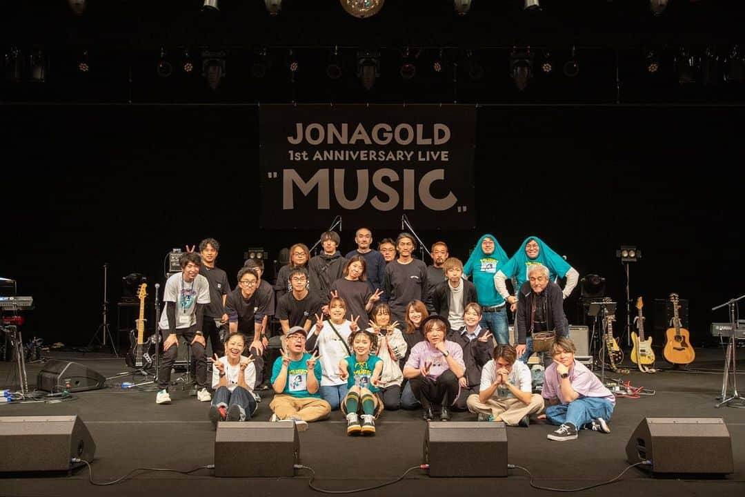 ジョナゴールドさんのインスタグラム写真 - (ジョナゴールドInstagram)「♥ 2023.05.07 JONAGOLD 1st ANNIVERSARY LIVE "MUSIC"@弘前文化センター ・ ホームならではの安心感とホームだからこそよりいいライブにしたい！という緊張感が入り交じった1日。 ・ 会場全体のワクワク感が過去一レベルでビシビシと伝わってきていました！！ 弘前でしか披露しなかった曲もあったり、バンドメンバーにMCを突然振ってみたり、自由でのびのびとしたライブになったと思います😊 ・ 7号デビューからちょうど1年の5月7日を弘前で迎えられて良かったです！🙇‍♀️ みなさんありがとうございました！ 2年目もよろしくお願いします！！！！！ ・ ・ ・ この投稿のいちばん最後に載せた↑集合写真では、右端に心が綺麗な人にしか見えない緑色の妖精さんが2人ほどいますね…😇 最後まで非常に愉快な現場でした🤦‍♀️笑 ♥ #jonagold #1stanniversary #music #hirosaki #弘前文化センター #band」5月8日 22時15分 - jonagold_0323