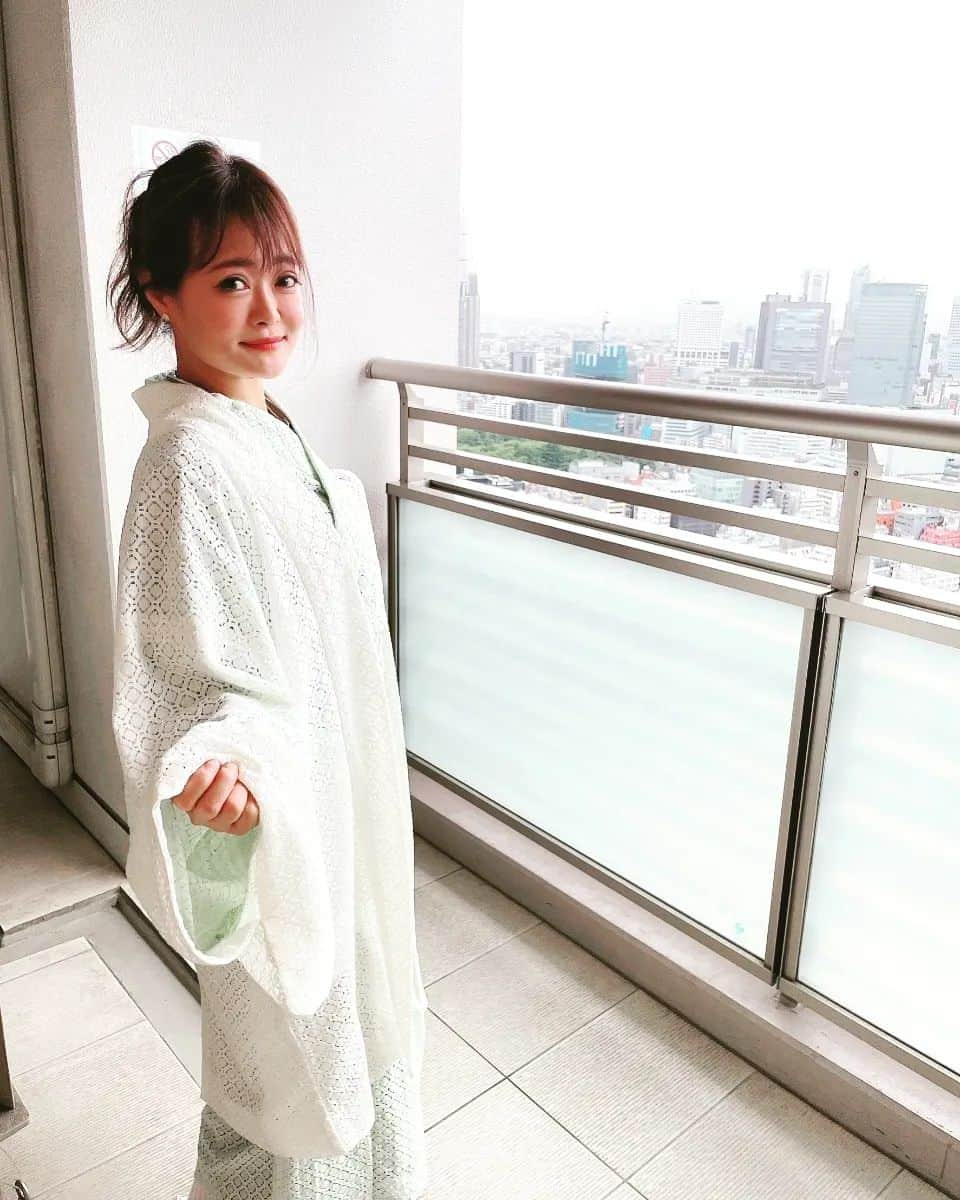 水嶋友香さんのインスタグラム写真 - (水嶋友香Instagram)「先日、半蔵門でのイベントの打ち上げ🥂 超豪華なタワマンのパーティースペースで貴重な経験させて頂きました🤭✨  レイ先生が手掛ける@global_kimono さんの1分間で簡単に着られる(しかも洗濯機で洗える)着物を着させて頂きました‼️ もはや浴衣よりも簡単に着られますねw👘  美味しい食事に、のんで飲んで呑んで🍷すっかりほろ酔い～(笑)🤣楽しかった🎵  #ドリーマーズ  #八王子ドリーマーズ  #hachiojidreamers  #アラフォーライフ  #着物 #japanesekimono #globalkimono #グローバルキモノ #タワマンパーティー #着物アレンジ #tokyodreamers #womanpower #japanseculture」5月8日 22時15分 - yukachin.0505