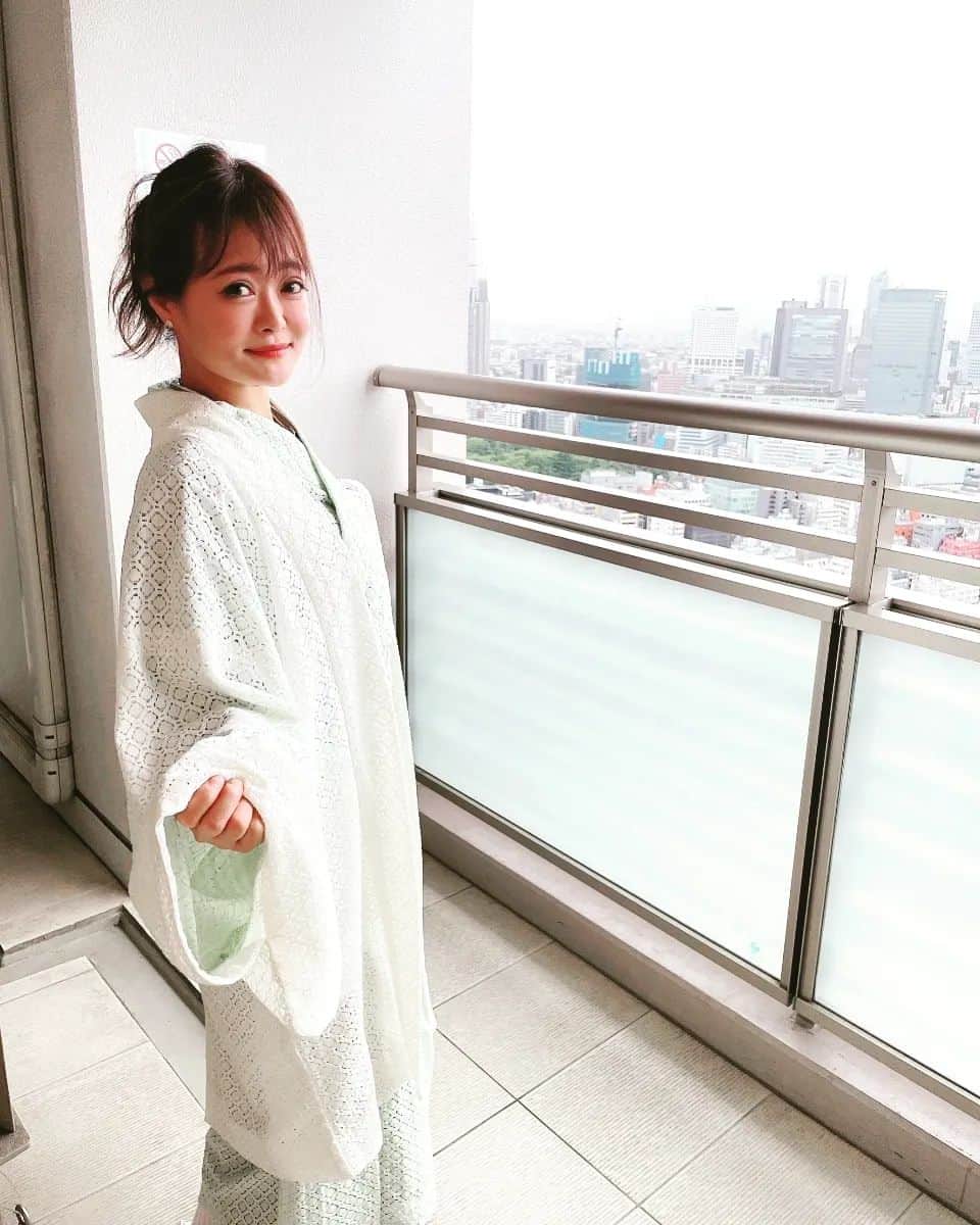 水嶋友香のインスタグラム：「先日、半蔵門でのイベントの打ち上げ🥂 超豪華なタワマンのパーティースペースで貴重な経験させて頂きました🤭✨  レイ先生が手掛ける@global_kimono さんの1分間で簡単に着られる(しかも洗濯機で洗える)着物を着させて頂きました‼️ もはや浴衣よりも簡単に着られますねw👘  美味しい食事に、のんで飲んで呑んで🍷すっかりほろ酔い～(笑)🤣楽しかった🎵  #ドリーマーズ  #八王子ドリーマーズ  #hachiojidreamers  #アラフォーライフ  #着物 #japanesekimono #globalkimono #グローバルキモノ #タワマンパーティー #着物アレンジ #tokyodreamers #womanpower #japanseculture」