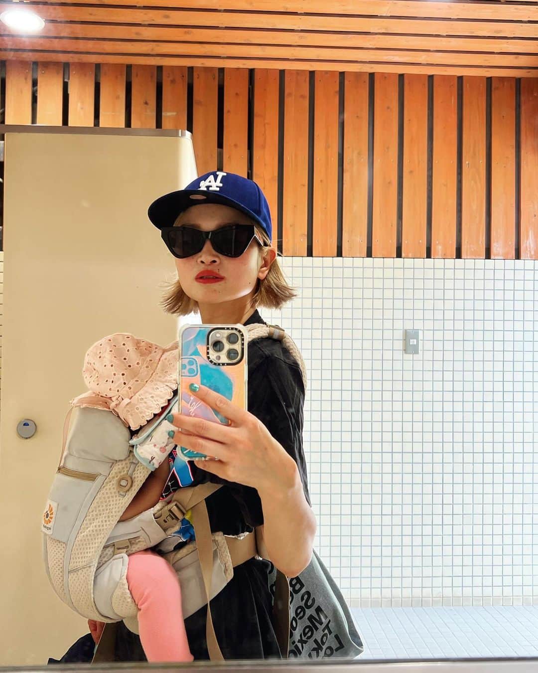 HARUKA MUTOのインスタグラム：「GWおつ🌷  長女の風邪により9日間の ながぁ〜いお休みも無事にfinish.  仕事もあったので遠出や旅行は出来なかったけどお天気良い中遊べて楽しかったね🧚🏼‍♀️  2人連れてお出掛けは出発の時ワクワクやのに、帰りはマジでしんどいの何でやろ？🫠  #ゴールデンウィーク  #お疲れ世の母ちゃん #ワンオペ育児 #姉妹ママ #ひまおと姉妹 #砂を食べるオト #ジップライン好きなヒマ #わんぱく姉妹」