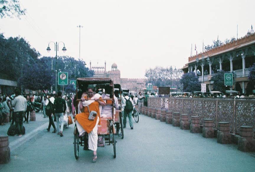 横山由依さんのインスタグラム写真 - (横山由依Instagram)「インドへ行ってきました🙏🇮🇳  いつか行ってみたいな〜って思っていたのですが、こんなに早くご縁があって嬉しかったです！  滞在した日数は多くはなかったのですが、実際に見て感じて味わって特別な時間を過ごさせていただきました😌  フィルムカメラを持って行って写真を撮ってきたので何枚か、、  1枚目の奥に見えるのは、世界遺産のデリー城です。 車での移動中ずーっと見えていた大きなお城でした🏰  2枚目は風になびいている国旗🇮🇳 鳥が飛んでいるタイミングで撮れました！  3枚目はカレー屋さんの敷地内にいた猫ちゃんです🐈 なにか食べていました！  以前にカメラの中に入れていたのが紫色のフィルムだったのでそんなニュアンスになっていてそこもお気に入りです。  まだまだ行ったことがないところがたくさんあるので、これからもいろんな場所へ行ってみたいな〜と思いました✈️  明日放送の有吉クイズ、 ぜひご覧ください！！  #インド #india #filmphotography #lomochromepurple」5月8日 22時16分 - yokoyamayui_1208