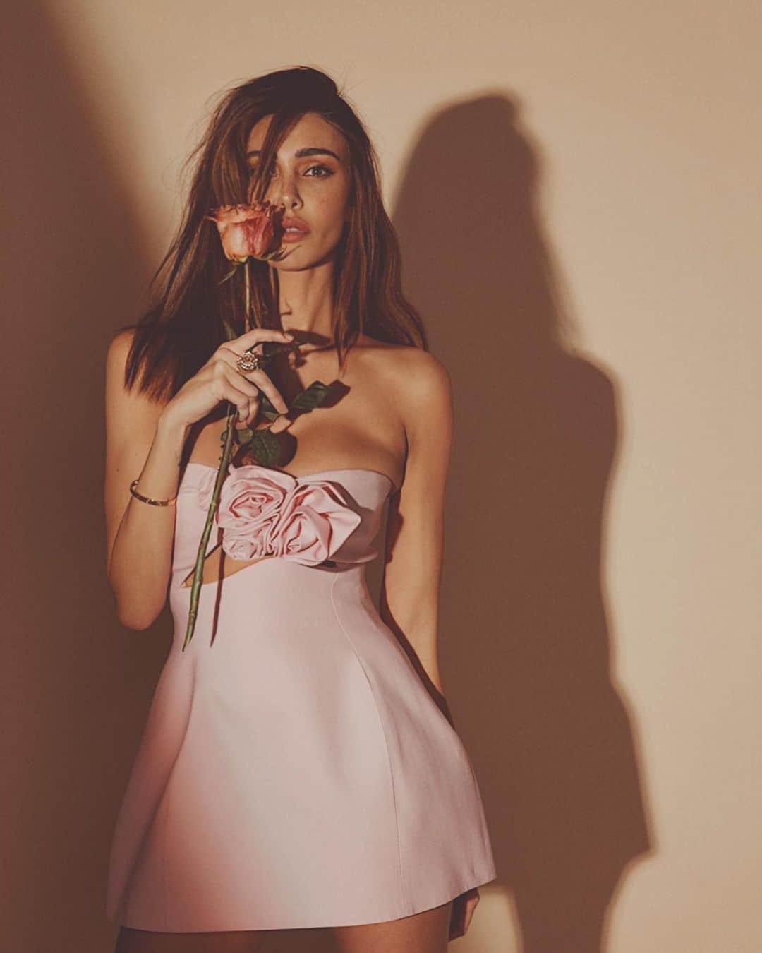 ベレン・ロドリゲスのインスタグラム：「Piel, manos y flores 🌷」