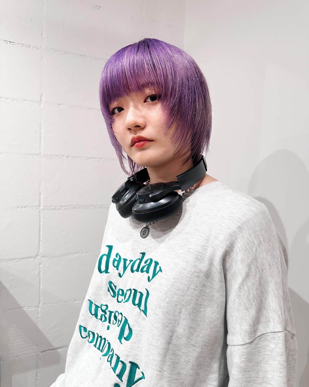 のインスタグラム：「. . . 新入社員のカット💇🏻‍♀️紫仲間を増やしていきます💜 . . cut..トヲル color..nao.  . . #顔まわりレイヤー  #顔まわりカット  #顔まわりウルフ  #マッシュウルフ #ウルフカット名古屋 #ロングウルフ #パープルカラー  #パープルヘアー  #紫髪」