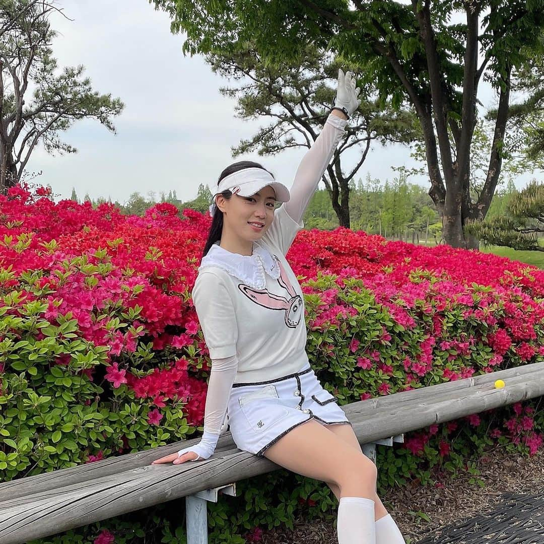 リュ・ヒョヨンのインスタグラム：「#golf #⛳️ #💛 #국제cc #제일좋다」