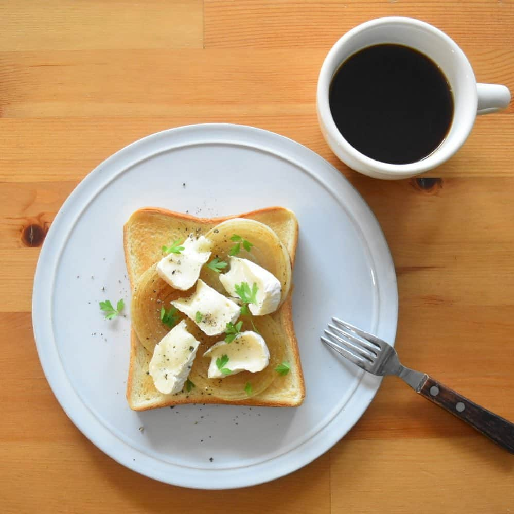 山崎佳のインスタグラム：「Today’s breakfast. 玉ねぎのソテーと、見た目ではわからないけどとろんと溶けてるカマンベール。」