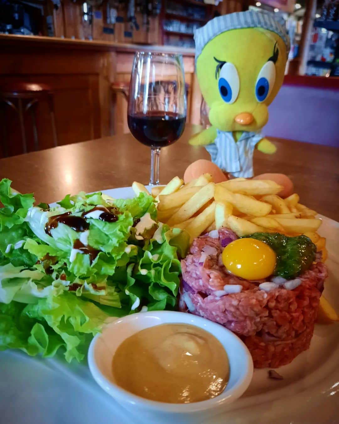 Little Yellow Birdさんのインスタグラム写真 - (Little Yellow BirdInstagram)「Walking makes hungry! I need to refuel with steak tartare!! #littleyellowbird #tweety #tweetykweelapis #adventures #yellow #bird #holidays #vakantie #france #frankrijk #morvan #quarrelestombes #lunch #steaktartare #redwine #goodfood #food #stuffedanimalsofinstagram #plushiesofinstagram」5月8日 22時22分 - tweetykweelapis