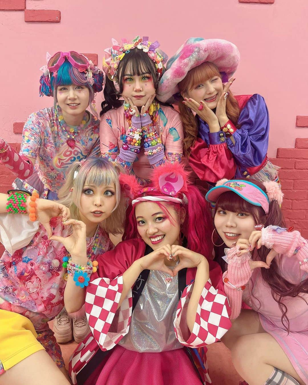 あいりDXのインスタグラム：「原宿KAWAII大集合🥹💗💕💖 この日は、竹下☆ぱらだいすの新曲「原宿音頭」の撮影day😳🫶 原宿の大好きな方達に協力していただきました🥹🫶💕💗  この日のメイクはちゃみにしてもらったの🥹💕🫶 レインボーメイク天才的にKAWAII🥹💗ちゃみのセンス最高🥹🫶  原宿の才能溢れる皆様と一緒に時間を過ごせたのがほんとに嬉しかったです😭💖 ご協力してくださってほんとにほんとにありがとうございました💖  原宿の姉さんしなこ @ssshinako  原宿のゴッドくれちゃん　@kurebayashiii  原宿の国宝級センスちゃみ　@chami0725mn  原宿の奇跡の遺伝子　@yunnon_twins  原宿のプリンセス　@emiry__yyy  原宿を超えて世界の愛されあいちゃん　@lovelyblasphemy」