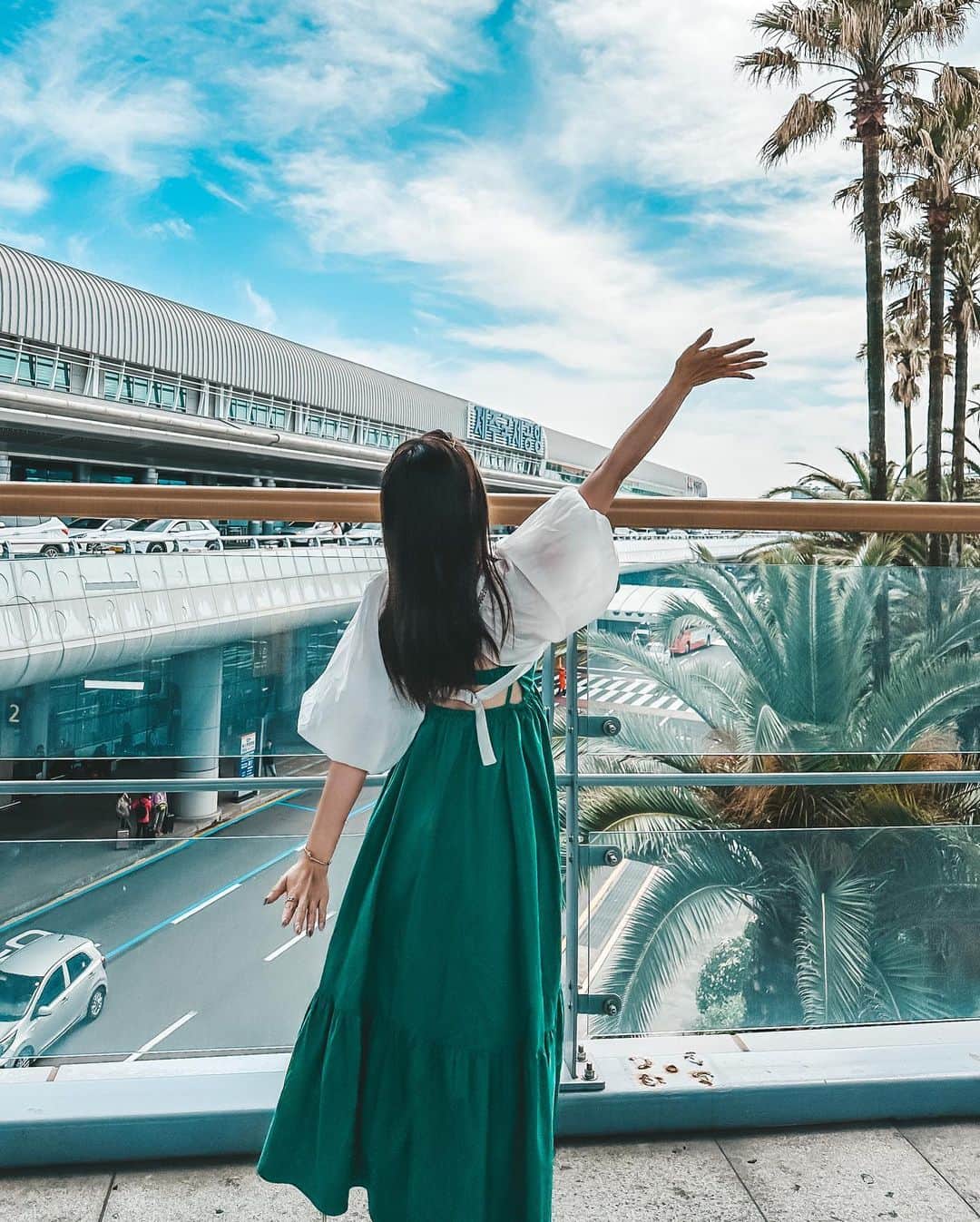 引地裕美のインスタグラム：「✈️🇰🇷🏝️🩵💚  ずっと雨だったけど最終日晴れたら最高だった🌞 初めてのチェジュ島楽しかった🖤  다시가고싶어🥰  #ゆうみ服 🧺 #チェジュ島 #済州島 #韓国旅行 #jeju  #mercuryduo #リゾートコーデ  #ヘアアレンジ #hairarrange #UMine #japan #옷스타그램 #데일리룩 #코디스타그램 #每日穿搭 #일본 #얼스타그램 #照片 #粉我 #japanesegirl」