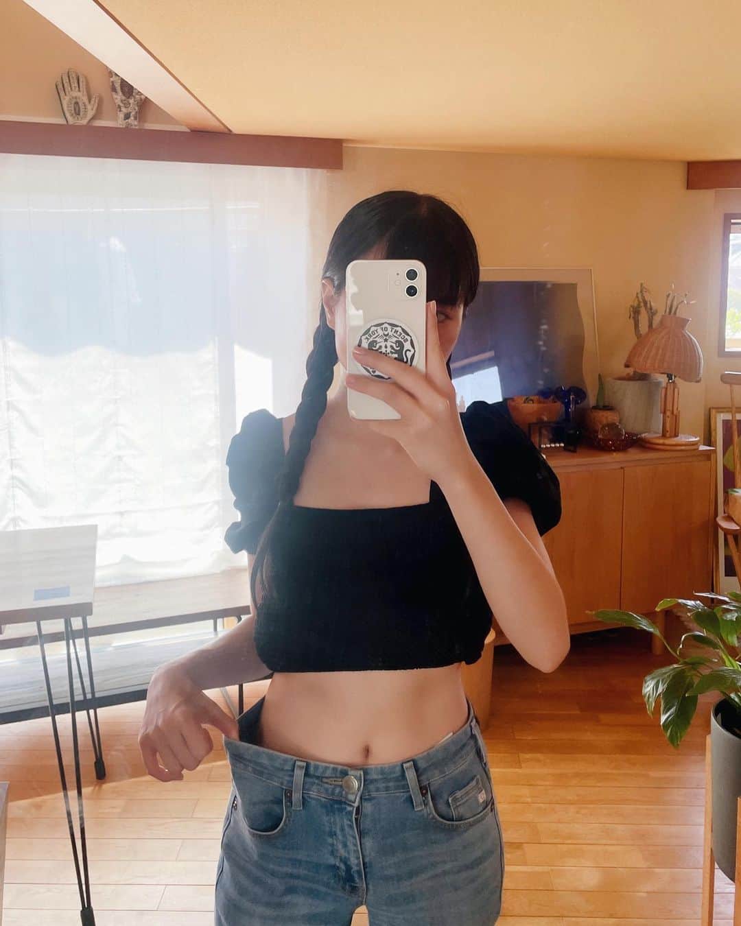 みこのインスタグラム：「20代の頃は、別に細い方が可愛いなんてことないし、自然な体型に似合う服を選んで、好き勝手に食べちゃお！その方が楽しいし最高じゃない！と思ってました。(運動も苦手でしてなかった🥲)  今でもこれはこれでそう思う。  細い方が可愛いなんてことは本当になくて、その体型ごとに似合う服が変わったり、出せる魅力が変わったりしていくだけなんだと思います。  実際に私はほんとうにいろいろな体系の女の子がすき！  ウォニョンちゃんみたいな超細い体型も最高だ〜🤍と思うし、その真逆の渡辺直美さんみたいなわがままボディーもかわいい🥺🤍と思う。  どんな女の子にもそれぞれにしか出せない魅力があって、多種類の美があることが日々わたしを楽しませてくれている！🌏🤍  そんな私ですが、自分自身は、ここ２年くらいボディーメイクにはまっております！✊  それは、わたしが個人的になりたい理想のイメージが、そう変わってきたから。  最初はボディーメイクのために通い始めたジムだったけど・・・いまではメンタルケアや体力アップにもつながってて！🥺  今日はその魅力を伝えたいです。💌  体重はというと、二十代の頃いちばんおもかった頃からマイナス５kgキープ。  マイナス５Kgすると、体調も変わるんですね。！  体が軽くて、できることが増えました。  長くなるけど、ジムやランニングをどんなふうにやっているかを書いてみます。  まず最初は、パーソナルコーチに自分のなりたい姿を伝えてメニューを組んでもらいました。  それがこちら  ✶ーーーーーーーーーー✶  みこメニュー  ●柔軟  ●チェストプレス　20k 15×3 set  ●レッグプレス 25kg 片足ずつ×3 set  ●腹筋　普通のを10回、続けて左右に捻ってを10回、合計20回×3 set  ●レットポールダウン　15k 10回×3set   ✶ーーーーーーーーーー✶  ジムに通い始めた最初は、これを週に２回、そのうち一回は終わった後に30分プールで歩き&泳ぎをしてました。  それを１年くらい続けて、ずいぶん体が変わったので、その後は週に一回ジムメニューだけに。  ここ１ヶ月はそれに加えて、体力をつけたいなと思うようになり、月・水・金の朝に2kmくらいのランニングをプラス。(たまにさぼるけど)  ランニングシューズは @reebokjp の #pumpfury 靴紐が外れちゃう心配がなくて快適。💎  変わらず週に一回のジムメニューをしています。  ランニングするようになってから、ポジティブな気持ちが生まれやすくなったりもしていて。🥚🐣  不眠症や、ネガティブに悩んでいる人には本当におすすめしたいです。  といってもなかなか最初の腰が重いことはわたしがいちばんよくわかってるのだけど・・・🥲  わ〜。さすがに投稿長くなりすぎちゃった💦  前にダイエット法を質問してくれたフォロワーさんがいて、ずっと答えられてなかったのが心残りだったのでやっと書けてよかったです🥺  どなたかの参考になるといいな。✶  ちなみに、プロテインは、大豆のものを筋トレ後に週に一回だけ飲んでます。  お腹がはるから食べ過ぎ防止になってます🌱  食事についても書きたかったけど、それはまたこんど・・・・🥲！  おやすみなさい〜。  #ダイエット法 #ソイプロテイン #ジム」