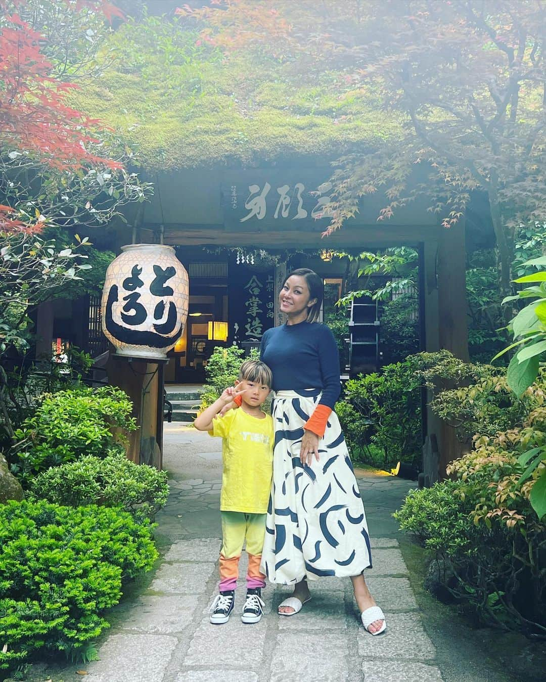 Nazukiさんのインスタグラム写真 - (NazukiInstagram)「🎏こどもの日　親子の日💛  2023.5.5 こどもの日は、私達家族は、 親子の日💛親に感謝、こども感謝の日にしているので、レンと私の大好きなおばあちゃんの墓参りに行き、大好きなうかい鳥山に行き、お祝いしました🥂🎏  毎年何回かうかい鳥山は行くけど、何回行っても素敵な場所で、飽きないし、また行きたくなる🥹 美味しいし、日本の和を感じるし、最高のおもてなしです☺️  お子様御膳もボリュームたっぷりだからお子様にはいいよ👍  親子の日祝えて楽しかった💛💕  #こどもの日　#親子の日　#うかい鳥山  #鯉のぼり　#墓参り　#家族 #シングルマザーの子育て  #男の子ママ　#5歳男の子」5月8日 22時26分 - nazuki_08