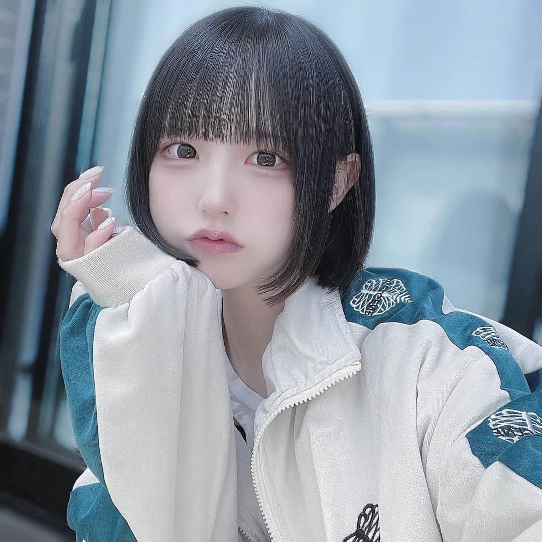 真城里帆のインスタグラム：「うすい ．  ．  ．  #ボブ #黒髪ボブ」