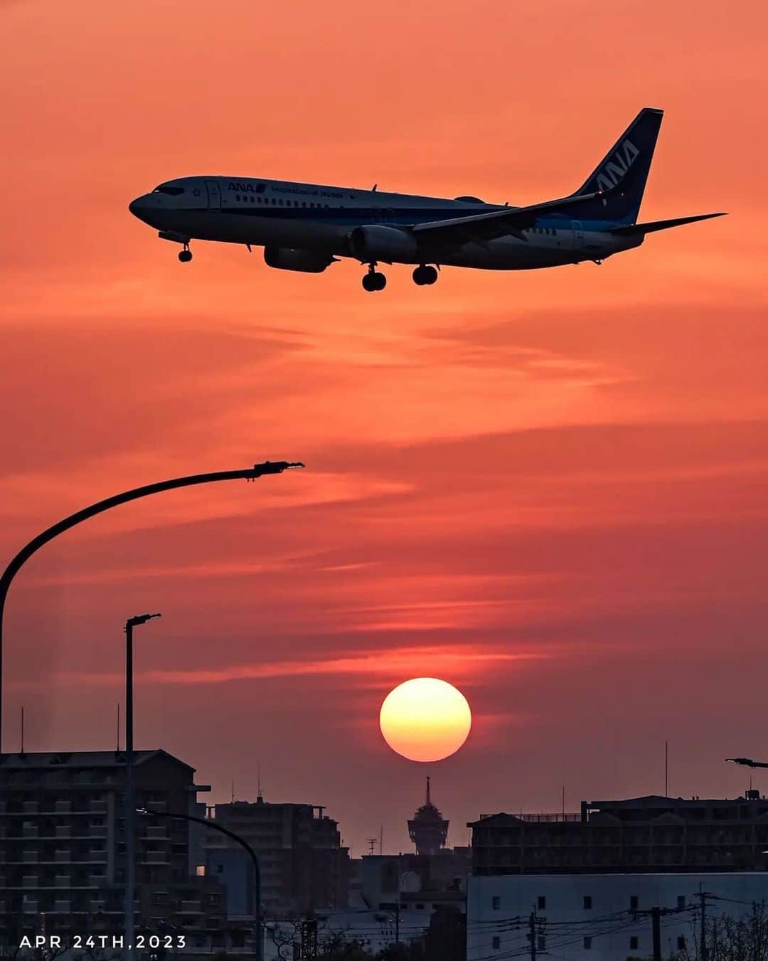 福岡市のインスタグラム：「＜ fukuokapics5月：夕焼けに染まる福岡空港＞  福岡は、空港までがとても近いことで有名ですよね。 博多駅からは地下鉄で5分、天神からは10分ほどとアクセスは抜群！ 七隈線の延伸も相まってより身近な空港となりました。  九州地方の玄関口として多くの人々に利用されている福岡空港。 夕焼けを背景にした飛行機の様子はまさに絶景です。 夕陽が空に沈む時間帯に、白い翼を持つ飛行機がゆっくりと離陸していく姿は、とても美しく神秘的ですね。 福岡に訪れる際は、ぜひ景色も楽しんでください✈️🌇  Fukuoka Airport, the air gateway to the Kyushu region, has both domestic and international flights, and is a busy travel hub. The extremely accessible airport is located just five kilometers from the center of Fukuoka City. The scenery with the sunset of Fukuoka Airport in the background is superb. The sight of an airplane slowly taking off while being enveloped in the colors of the sky is breathtaking. When you visit Fukuoka, please enjoy this view too.  photo by @aviationlover_calendar location：福岡空港 ・ hashtag : #fukuokapics follow : @fukuoka_official ・ #福岡市 #福岡空港 #博多区 #fukuoka #hakata #nakasu #tenjin」