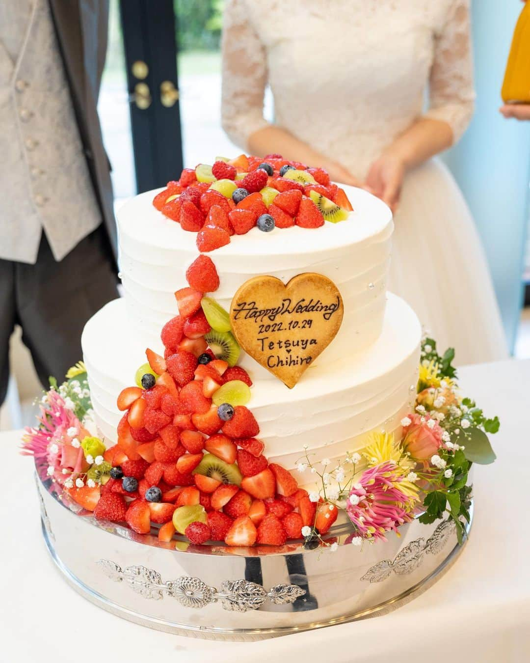 富山結婚式 ヴィラグランディス富山のインスタグラム：「， ケーキにイチゴがいっぱい🎂🍓 ， 専任のパティシエが心を込めて作ります 世界に一つしかないフルオーダーのケーキを是非ヴィラグランディスで✨♡ ，  ， ， ， ， ， ， ， ， ， *･゜ﾟ･*:.｡..｡.:*･'･*:.｡. .｡.:*･゜ﾟ･* *･゜ﾟ･*:.｡..｡.:*･'･*:.｡. .｡.:*･゜ﾟ･* ご結婚式をお考えの方はぜひブライダルフェアへのご参加もお待ちしております♬ *･゜ﾟ･*:.｡..｡.:*･'･*:.｡. .｡.:*･゜ﾟ･* *･゜ﾟ･*:.｡..｡.:*･'･*:.｡. .｡.:*･゜ﾟ･* ， ， ， ， ， ， ， ， ， ， ， ， ， ， ， ， #ヴィラグランディス富山 他の写真も気になる方はプロフィールから 公式HPもご覧ください▶︎▶︎▶︎」