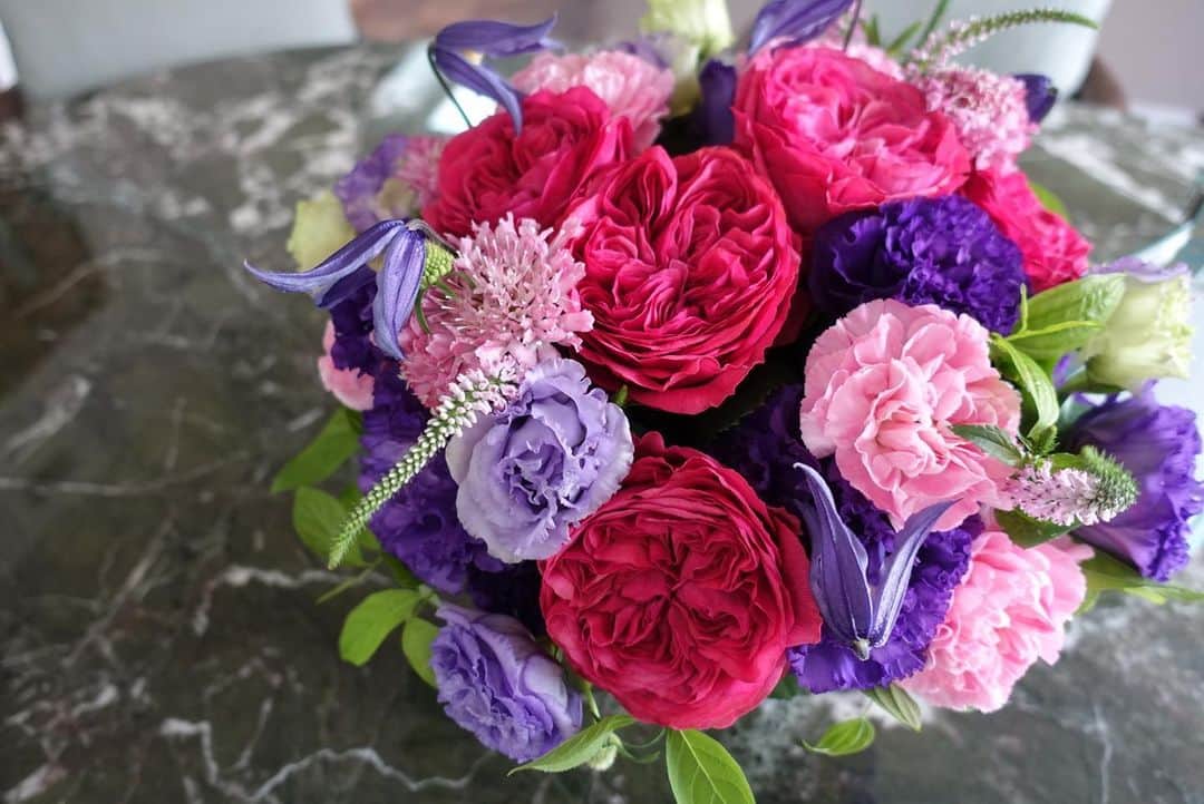 田中麻衣のインスタグラム：「美しいブーケ。  @vancleefarpels から。 花瓶も一緒に届き、花瓶に迷うことなく飾ることができました。  ダイニングがパッと華やぎました。 みずみずしいお花があるだけで、空間ががらりと変わりますね。  今度開催されるイベント、レジェンドオブダイヤモンドをイメージしたブーケだそうです。 イベントに行けないことをお伝えしたところ、ブーケを届けてくださりました。  雨の月曜日。 一気に冷えて憂鬱なお天気でゴールデンウィーク明けの平日が始まりましたが、ふとしたときに目に入るきれいな花束に癒されています。」