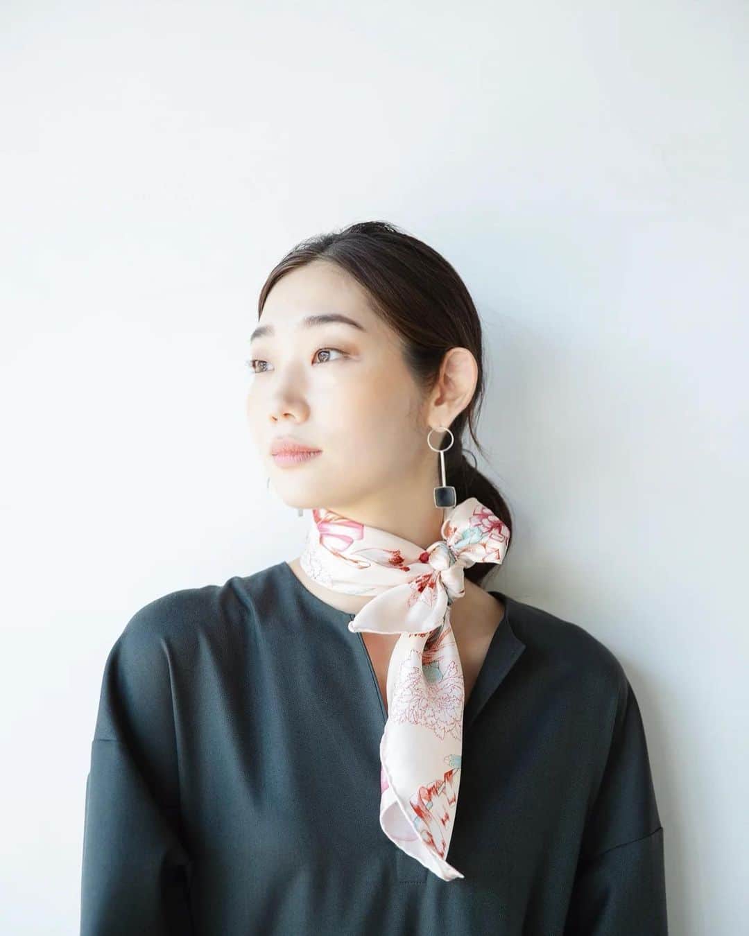 江原杏樹のインスタグラム：「今年の【母の日】は5月14日🌹  なに贈ろうか考えるのも楽しみのひとつですね😌  #manipuri#scarf#silkscarf#母の日 @manipuri_jp  @ka___ya___」