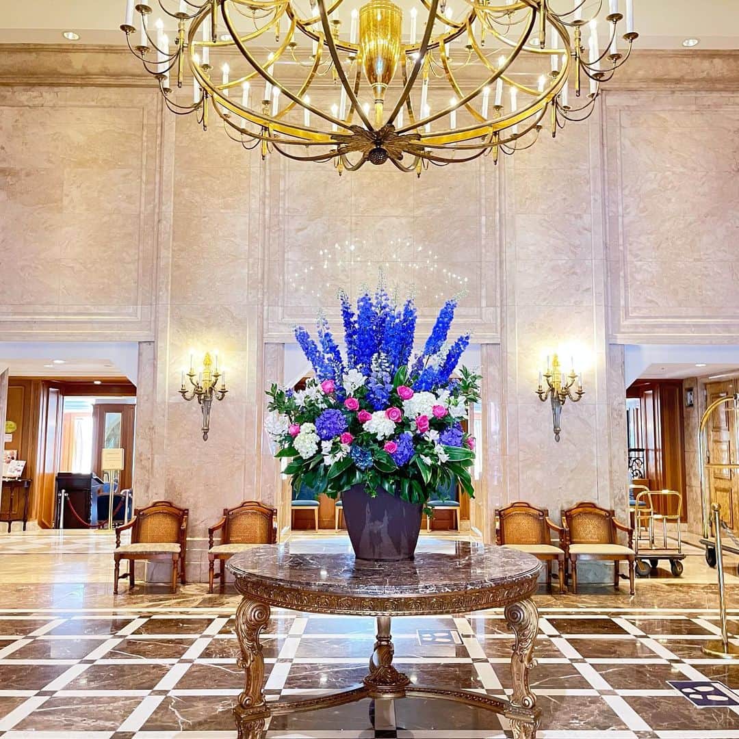 【公式】ホテルニューグランドさんのインスタグラム写真 - (【公式】ホテルニューグランドInstagram)「＊ ＜今月のロビー装花＞ 先月の淡く優しい色合いのロビー装花から 雰囲気をガラッと変え、 紫陽花や薔薇を使用した爽やかな ロビー装花で皆様をお迎えいたします✨   #ホテルニューグランド #今月のロビー #ロビー装花 #ホテルロビー #5月 #横浜 #横浜ホテル #花のある暮らし #お花 #お花見 #ウェルカムフラワー #ウェルカムスペース #歓迎 #フラワーアレンジメント #紫陽花 #薔薇 #バラ #hotelnewgrand #yokohama #flowerstagram #flower #Spring」5月8日 15時00分 - hotelnewgrand