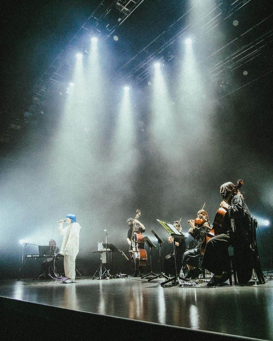 yamaさんのインスタグラム写真 - (yamaInstagram)「yama acoustic live tour 2023 「夜と閃き」 2023.05.07 EX THEATER ROPPONGIにて  初日。 緊張と没入感。 空間が締まるのが肌で分かったけれど 透き通る音が染み渡っていた。  あっという間だからこそ 1音1音を噛み締めるように  残りの2公演も楽しもう  photo by @yamada_mphoto   #yama」5月8日 13時46分 - ya.ma_00