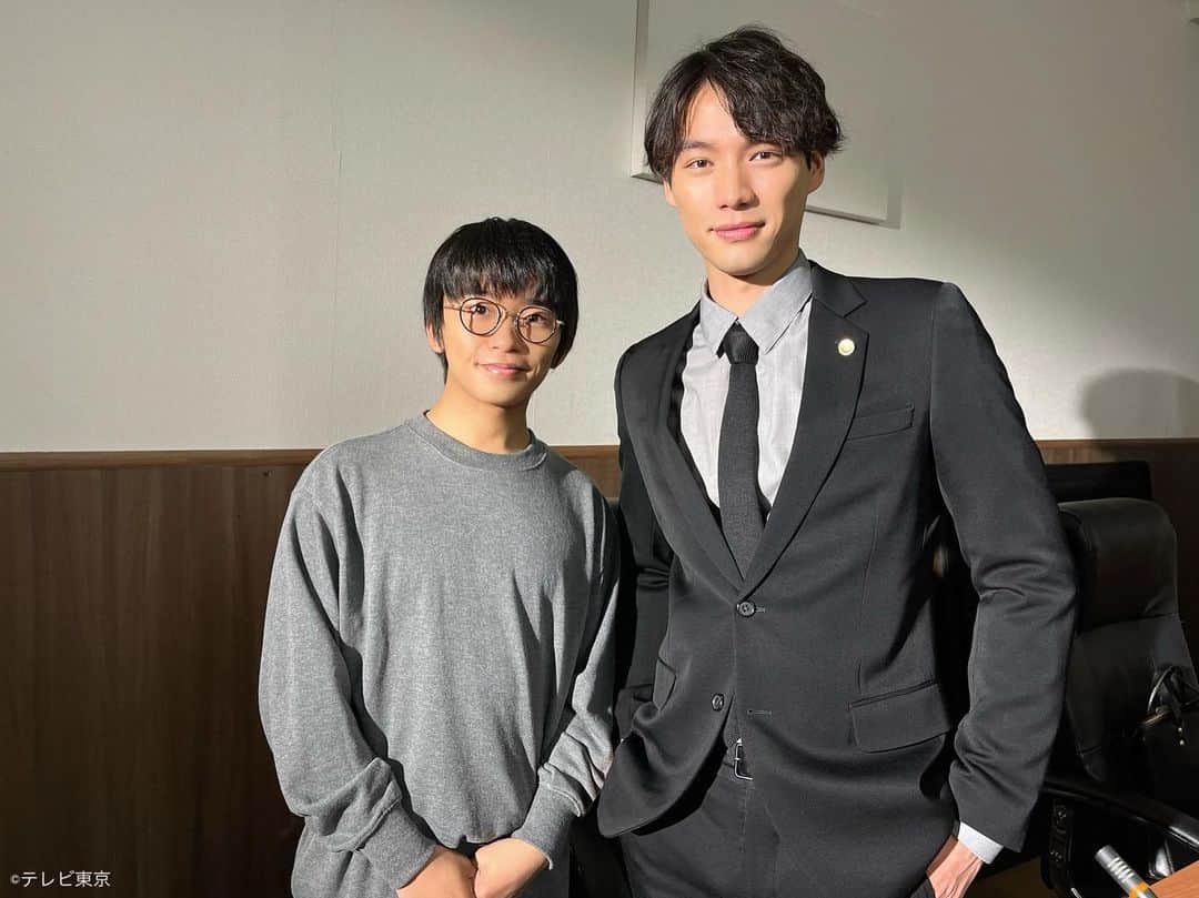 のインスタグラム：「. ／ #弁護士ソドム オフショット📸 ＼  『渉くんは僕の“ヒーロー”なんだ』 と話すカイくん🥺✨  その理由はぜひ #TVer で🙌🏻 【第2話】無料見逃し配信中⚖️ ⏩https://tver.jp/lp/episodes/epryw7aauc  #テレビ東京 #ドラマ8 #福士蒼汰 #加藤清史郎」