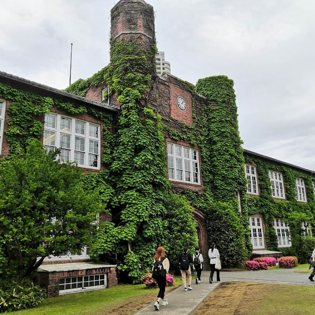 立教大学のインスタグラム：「初夏を迎えた池袋キャンパスです。  本日5/8（月）より、学生食堂の利用を再開します！ 受験生の皆さんもキャンパスにお越しの際は、ぜひ学食を利用してみて下さい。 #立教大学 の #大学見学 は毎日見学可能です。 https://rikkyo.ac.jp/admissions/visit/tours/visit01.html  #立教 #キャンパス見学 #オープンキャンパス」