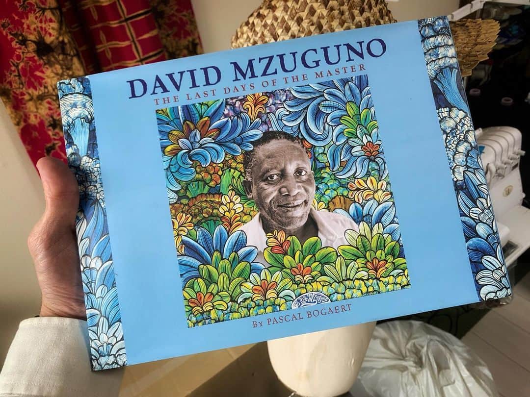kwa MALOGOさんのインスタグラム写真 - (kwa MALOGOInstagram)「【David Mzuguno-The Last Days of The Master-】 .  最近では目にする機会も増えてきた印象の「 #ティンガティンガ アート」。 数多くの作家がいる中で "ムズグノスタイル"と呼ばれる作風で世界中で人気を集めた故David Mzuguno氏。 その彼と現在バリバリ活躍中の子供達の若かりし頃の作品、そして展示会でのDVD付きのアートブックを再入荷しました🫡 .  ティンガティンガアートにご興味のある方必見です☝️ .  詳細はWEBSHOP でご覧頂けます。 .  .  ▼お知らせ▼ 今週土曜日は、 <リンバ(親指ピアノ)ワークショップ>👍 場所は大阪・北堀江のフェアトレードショップ "パモジャ" さんです。 @pamojah_y  .  お問合せ、ご予約等お気軽にご連絡ください♪ こちらも詳細はWEBSHOPからご確認頂けます😉 .  #ティンガティンガ  #アフリカンアート  #タンザニア  #ペンキアート  #ポップアート  #アートブック  #親指ピアノ #リンバ  #ゴゴ民族 #伝統楽器  #イロのある生活  #アフリカ雑貨  #kwamalogo  #davidmzuguno #tingatinga #tanzanianart #africanart #colorfullife」5月8日 13時55分 - kwamalogo