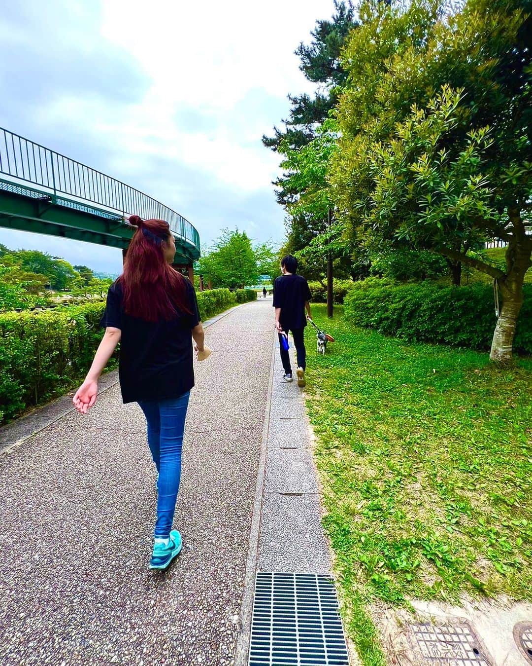 山岡美穂のインスタグラム：「退院したら、みんなと遊びたーい！ ディズニー行きたーい！ ユニバ行きたーい！ ピクニックしたーい！ 飲みに行きたーい！ 仕事したーい！ 撮影したーい！ ランウェイ歩きたーい！ 筋トレしたーい！ 走りたーい！  行ってきます🌷🌈🎨」