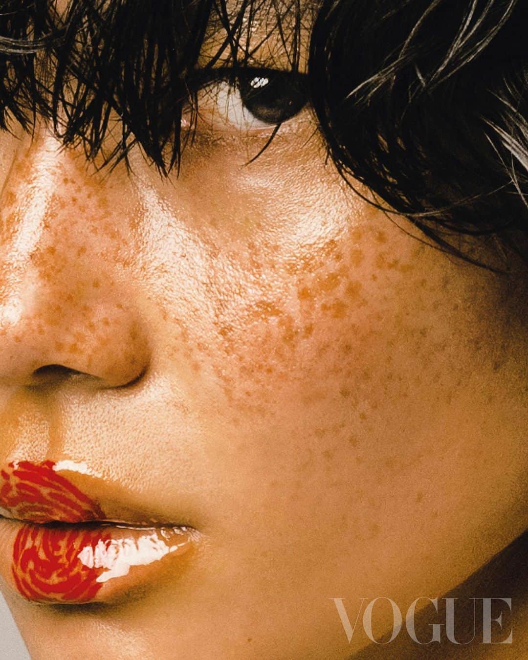 Vogue Taiwan Officialさんのインスタグラム写真 - (Vogue Taiwan OfficialInstagram)「#VogueCover 為了這次的封面故事，我們特別為模特兒Chloe Magno畫上了特殊的妝容，唇上的紅色紋路代表著每個人獨一無二的指紋，專屬於人類的特殊印記。 本期封面故事全文請點 @voguetaiwan 首頁。  APAC Editorial Director: Leslie Sun @sunles  Photographer: Zhong Lin @zhonglin_  Features Director and Text: Nicole Lee @nymphlee  Stylist: Chen Yu @ballballchiu  Model Chloe Magno @chlomagno @ The Lions  Fashion Managing Editor: Travis Hung @t9avis  Makeup: Sting Hsieh @stinghsieh  Hair: Miley Shen @miley_shen  Photographer Assistant: Yuanling Wang @bigwang13 Wang @idlesome Sherry Liu @sherry860706  Producer: Nelly Yang @nelly_yang_  Set Design: Yu Ting Tung @yuting.tung and Chia Chien Ju @chiachienju  Fashion: Chanel @chanelofficial   #VOGUEMAYISSUE #VogueTaiwan #Vogue5月號 #CHANELMetiersdArt」5月8日 14時03分 - voguetaiwan