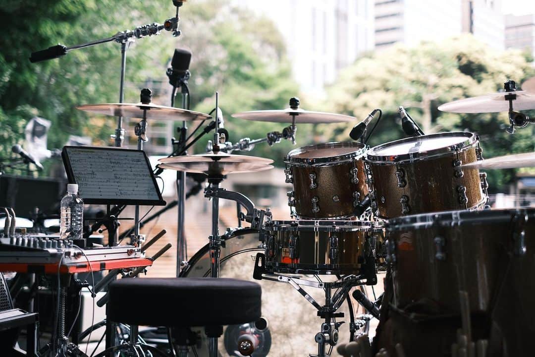 角田美喜のインスタグラム：「野音の時のドラムセット🥁野外ではリファレンスブラスが良いな😊 #pearldrums」