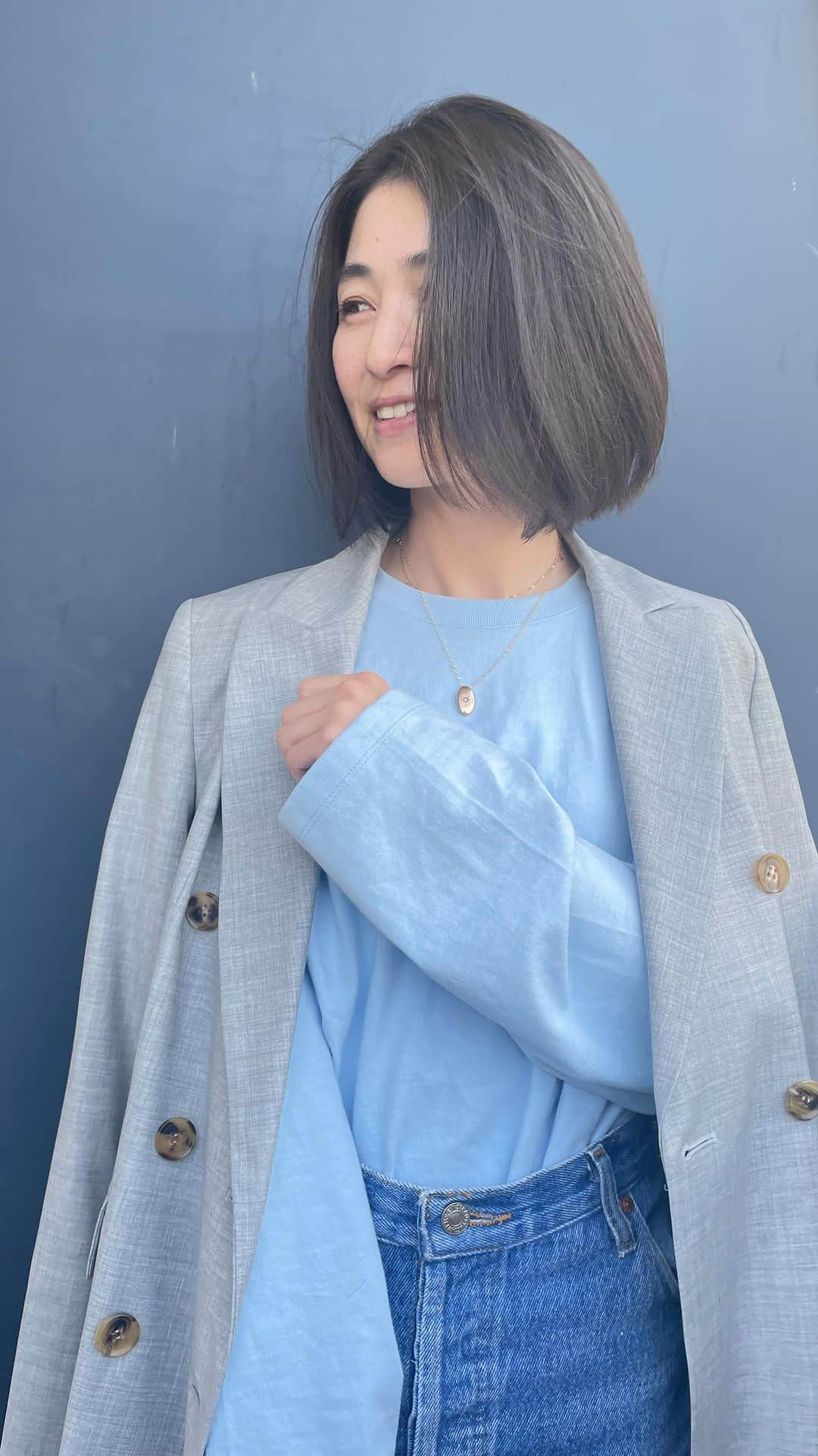 上村若菜のインスタグラム：「. ヘアメンテナンスでLYONへ行った日✂︎  梅雨でもお手入れがしやすい軽やかなヘアスタイルにしてもらいました😌  @hiroshitakatoku の作った洋服の見えるエプロン @nasci_for_fashion が素敵だったので、 勝手にリールで紹介✨  軽量のビニール素材でできていてスリットも入っているので、作業がしやすい。 お洋服がしっかり見えるのもおしゃれしたい美容師さんには嬉しいはず✨  ヘアサロンだけでなく、フラワーショップで働く方にもおすすめしたい💐✂️  #洋服の見えるエプロン  #nasci #ヘアスタイル #大人ヘアスタイル  #30代ヘアスタイル #大人カジュアル #30代コーデ」