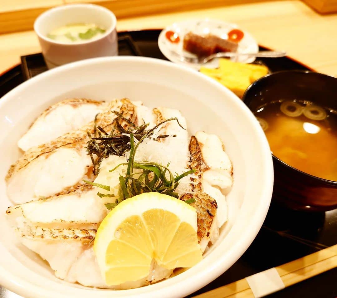 のインスタグラム：「GW中に仙台からお友達家族が新潟観光に来るというので、これ食べて！！と 一択でお勧めしました🤭  のどぐろ炙り丼。 間違いない。旅の記憶に残る味。  新潟の魚、職人技、地酒にも感動してくれて、私もすっごく嬉しかったな🥰  お仕事だったみなさんもお休みだった皆さんも、きっと何かと疲れたGWだったのではないでしょうか😙  また今日から平常運転。 ゆるゆるいきまーす😺  #すしいわ　#のどぐろ炙り丼 #新潟観光　#新潟ドライブ #新潟グルメ　#新潟旅行　#新潟 #新潟寿司　#寿司　#日本酒　 #のどぐろ　#新潟ランチ #新潟ランチ部  #伊勢みずほ　#アナウンサー」