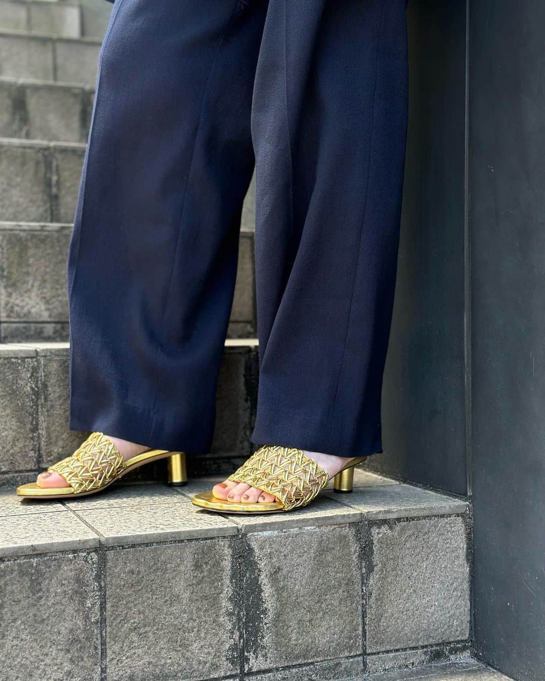 6(ROKU) OFFICIALさんのインスタグラム写真 - (6(ROKU) OFFICIALInstagram)「-  6 asa cotton mesh jacket ¥49,500- tax in  6 asa cotton mesh pants ¥31,900-tax in  @lemaire_official shirt dress ¥130,900- tax in  @proenzaschouler sandals ¥92,400- tax in  #roku #lemaire #prornzaschouler」5月8日 14時31分 - 6______roku