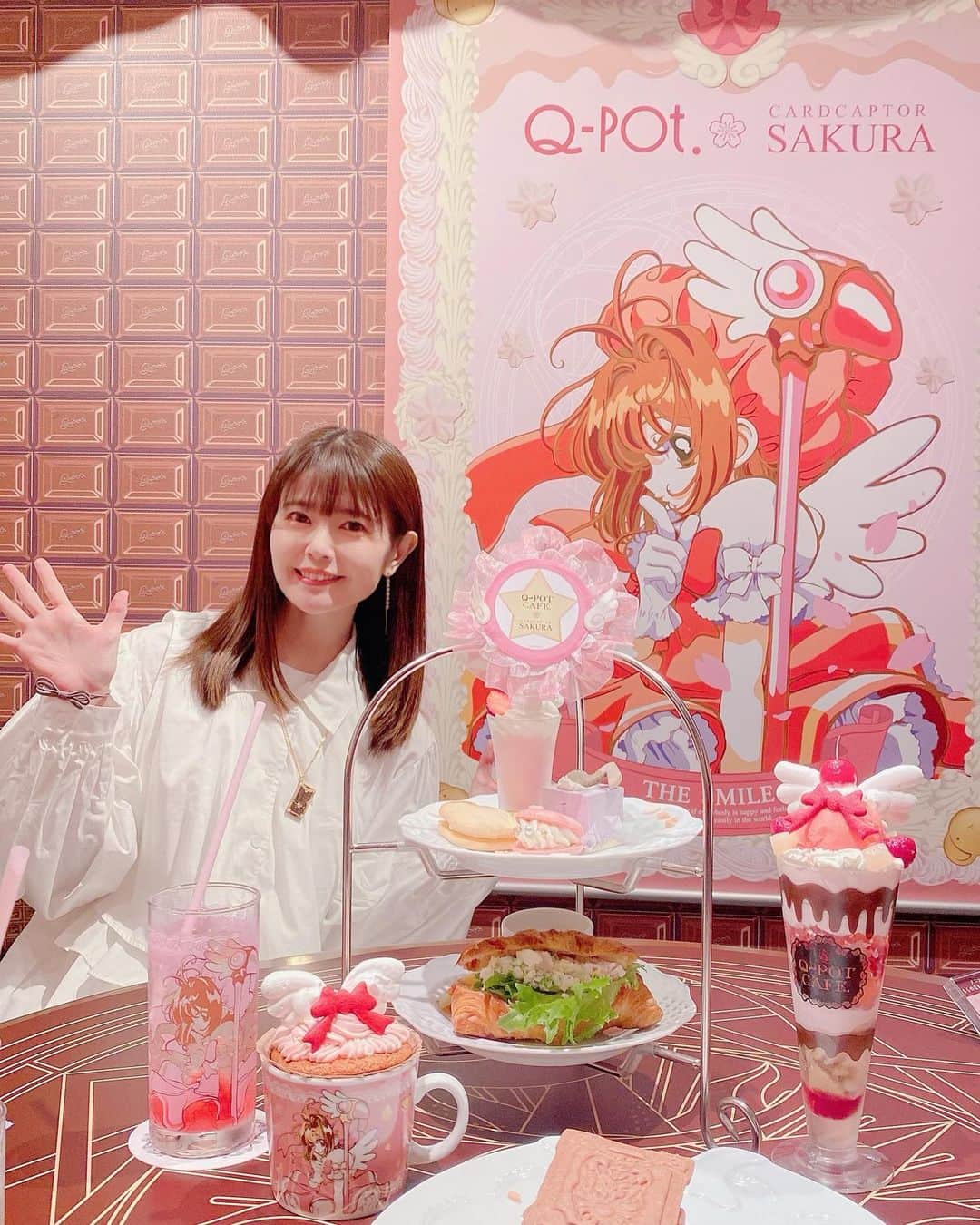 竹達彩奈のインスタグラム：「ちょっと前の話ですが、 Q-potカフェ×カードキャプターさくらコラボに行ってきました🎀 店内さくらちゃんだらけで可愛いかったし、楽曲も主題歌だけじゃなくキャラソン沢山かかってて最高だった…！！（全部歌えるオタク） 推し活としてグッズは一つずつ注文したのですが、とにかく全部可愛いくて…！ ネックレスもディティール細かくて感動😂 最高の時間でした✨ クリアカード編も好きだけど、このクロウカード編とさくらカード編あたりの絵は子供の頃を思い出してテンション上がります！！  #カードキャプターさくら #Q-pot」