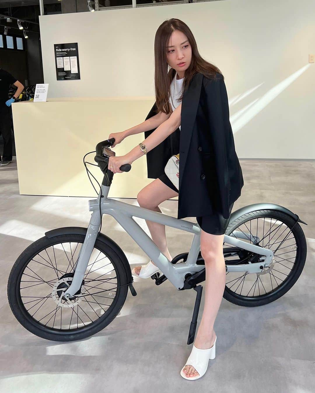 のインスタグラム：「『うーん… 悩む〜〜』の顔。笑 電動自転車が欲しくて、いろいろ見に行ってみました🚲 最近の電チャリって、カッコいいのね… そして ハイテクなだけあって、お高い😳 はて…決められない🥺 #電動自転車 #電チャリ」