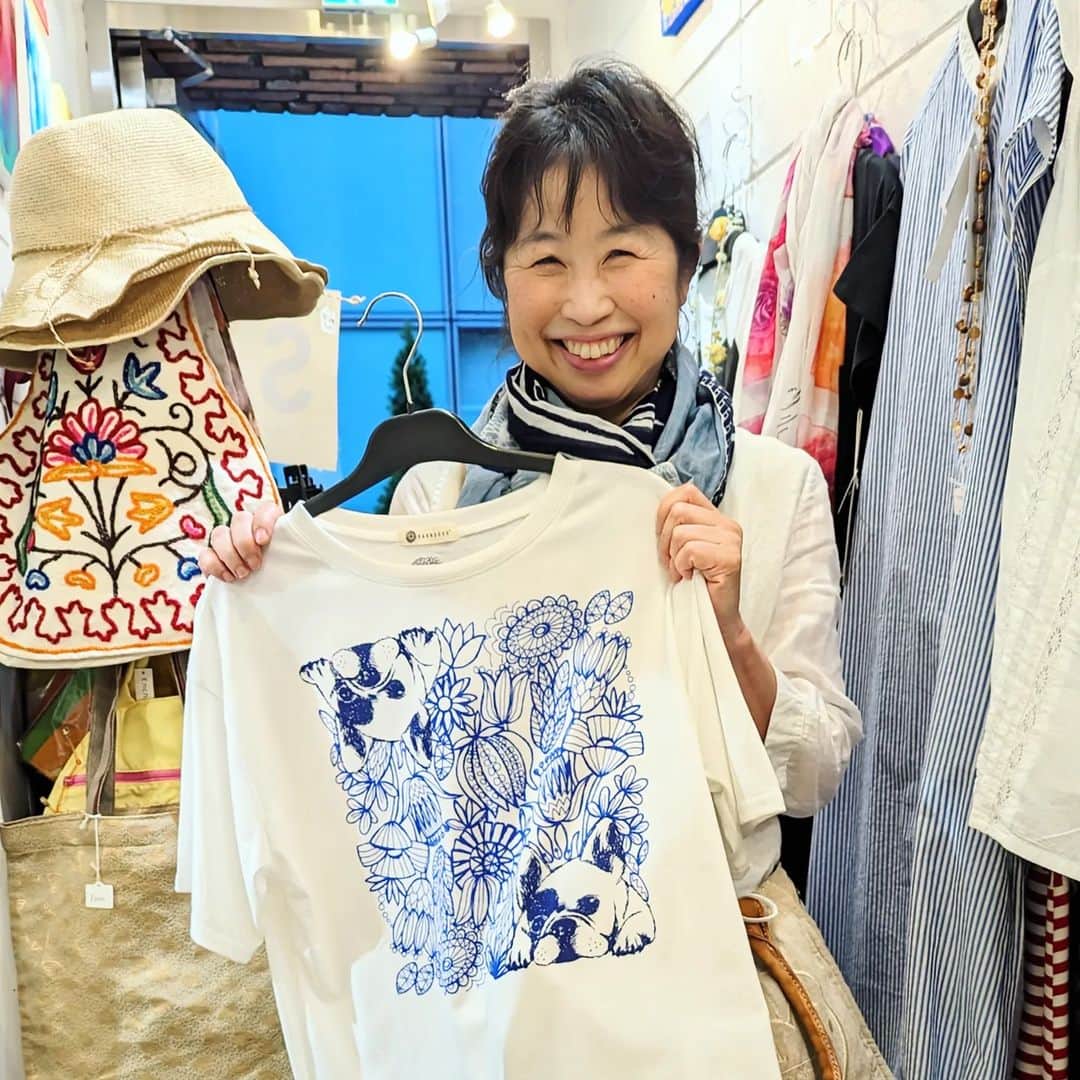 平井富子さんのインスタグラム写真 - (平井富子Instagram)「来てくれた〜 嬉しい！  ２年ぶりに、保育士マリちゃんがお店に、、 キレイになってるぅ〜  コロナで、仕事上、混んでいるところは避けていたとか。少し緩和されて良かったです〜  フレンチブルドッグをデザインしたTーシャツを、気に入って頂きました。 可愛い〜  また、遊びに来て下さい～」5月8日 14時39分 - enchantewithd