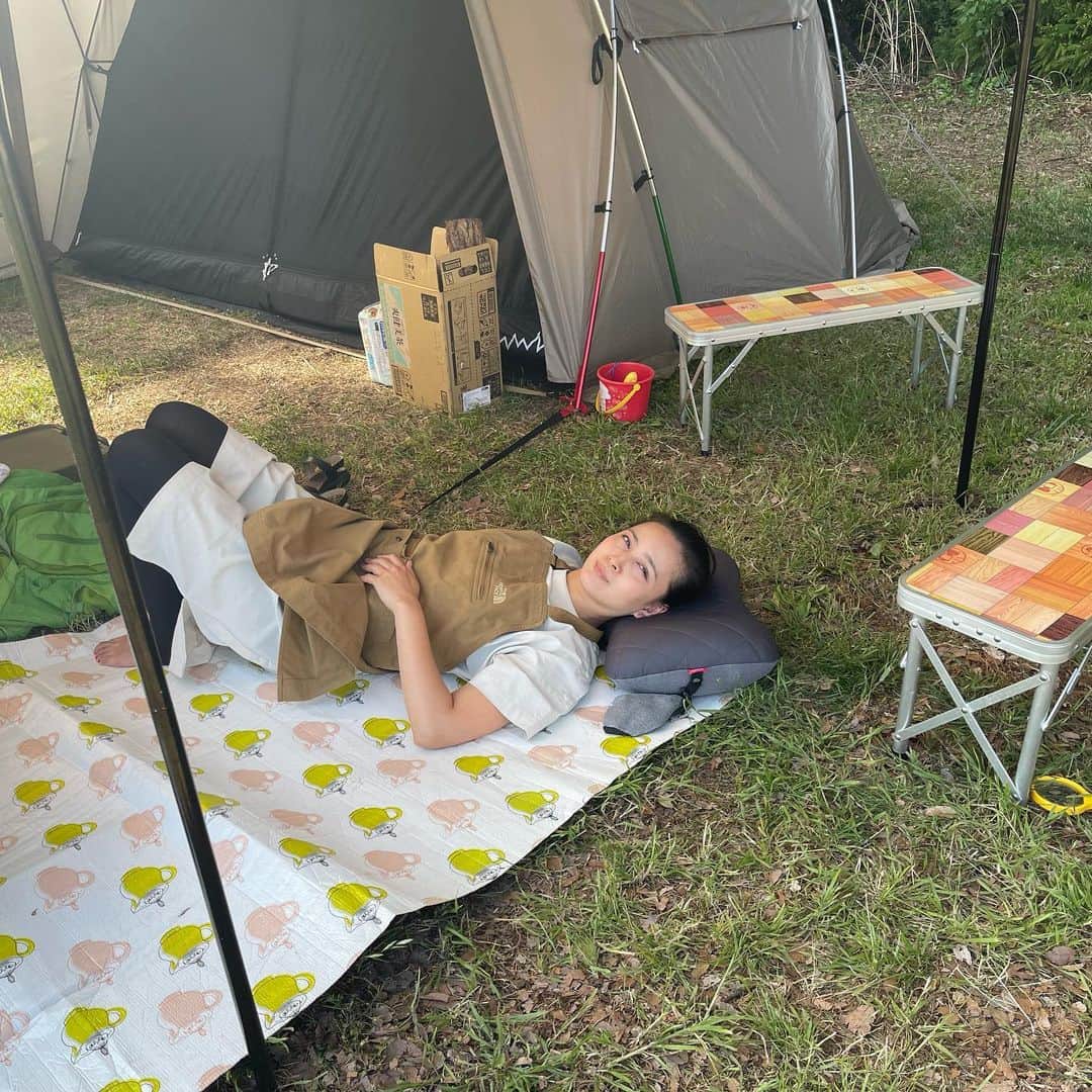 加藤夏希さんのインスタグラム写真 - (加藤夏希Instagram)「ＧＷでした ギックリ腰なので、設置はほとんどお任せしてしまいました。 傾斜を利用して横になると腰が楽に…お天気にも恵まれて☀️ 初めての2泊キャンプ🏕️2泊の方がゆっくりできてよきよき😌」5月8日 14時39分 - natsukikato_official