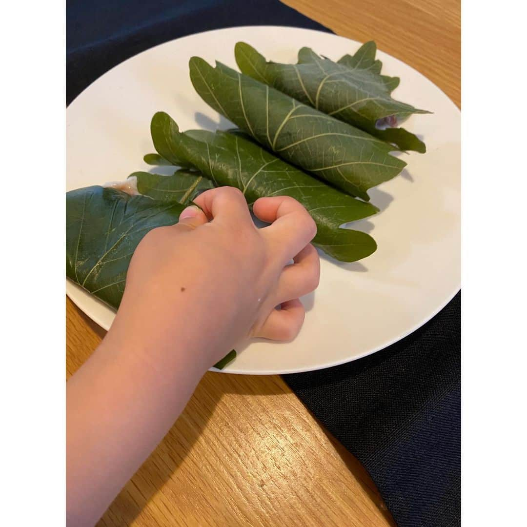 野々すみ花さんのインスタグラム写真 - (野々すみ花Instagram)「端午の節句。 うちには五月人形やこいのぼり🎏もなく、せめてもの「食」を通して縁起担ぎをしようと、今年は息子と一緒に柏餅を作りました。  (関西ではちまきが主流、関東では柏餅が主流だそうですが、ちまきより柏餅のほうが作るのが簡単そうだという単純な理由で選びました)  柏餅を食べる風習が出来たのは江戸時代中期頃で、柏の葉は枯葉となっても木から落ちず、新芽が芽吹くまで葉に留まることから「家系が途絶えない」「子孫繁栄」など縁起の良い食べ物として定着したそうです。  そういった由来や、柏餅の作り方を息子と一緒にYouTubeを何度も観て予習して、いざチャレンジ！  最低限の材料で(餡子は手作りする自信なかったので出来上がったものを買ってきました)これならどうにか出来そうと思っていたのも束の間。上新粉にお湯を入れて練って行く最初の段階で、あんなに予習したYouTube動画とはまったくの別物になりました。。笑  蒸しあがったお餅は水分が多すぎて手にべたべたくっついてどこも触れないので、息子に「あれとって！これをこうして！そんでもってこうやって！」と色々サポートしてもらい、なんとか二人三脚で出来上がりました。(出来上がったとは言わないか笑)  「ママ、だいぶ失敗しちゃったねぇ。」と言われましたが、それでも作ってみて良かった！今度から和菓子屋さんに並ぶ柏餅を見たら、作られる工程をちょっとでも想像できる幸せがあるんですもの！  息子にとっても、ちょうど今お料理に興味が出てきた時期で、(パンケーキは自分一人でタネを作れるようになりました)そんなふうに興味があるタイミングに、柏餅づくりができたのも良かったです。  3歳。日々興味や関心がコロコロ変わって行くように見えて、実は様々な経験がうす〜く繋がりながら目線が移って行っているような気がするので、その目線の先を見逃すまい！と、じっと観察しています。 一緒にいるとクタクタになるけど、子どもの可能性を蓋してしまわないように、出来る限りの縁の下の力持ちになりたいと思う今日この頃です。」5月8日 14時46分 - osumi_sumi