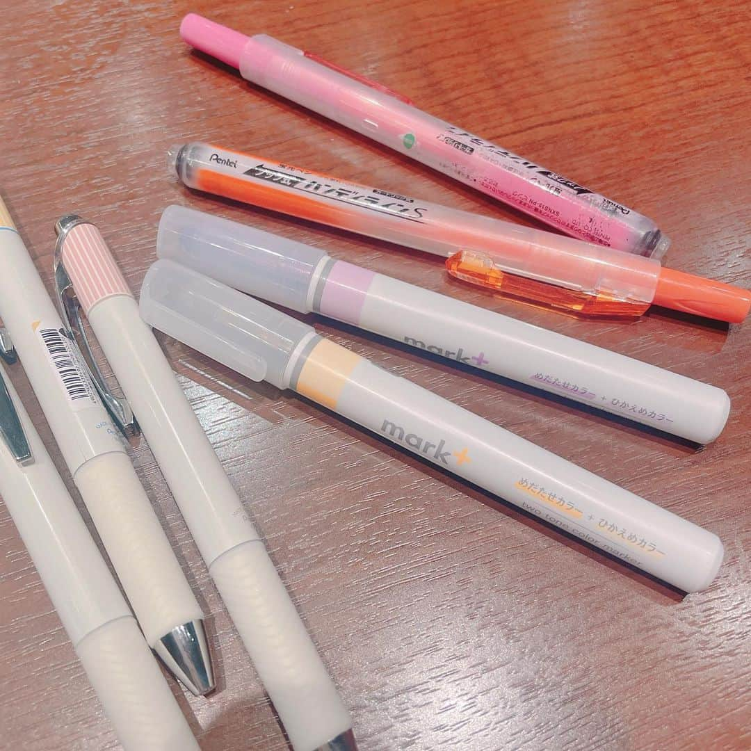 Arisa Nanaseさんのインスタグラム写真 - (Arisa NanaseInstagram)「【一目惚れ文具😍】ドンキで見つけたこの蛍光ペンすごくない！？✨1本で薄い色と濃い色がついてるの👌 色合いがとっても素敵だし、例えば初めて見る単語は薄い色でマーカー→次の日間違えたら濃いマーカーみたいに使い分けできそ❤️  が、しかし間違えてサンプルと貼られたやつを買ってしまった😅交換してくれるかな… 前に動画で紹介したノック式の蛍光ペンも好きだけど、もっぱらこの二色のやつにしばらくはハマりそう✨  ちなみに… iPadの電子ノート派だけど語学勉強はやっぱりテキストに書き込んだりノート作ってるよ😊💎  おすすめの文房具、みんなはありますか？？ #文房具　#蛍光ペン　#markplus #大人の勉強垢 #社会人の勉強　#カフェで勉強　#ドンキホーテ購入品　#おすすめ文房具　#可愛い文房具　#韓国語勉強　#英語勉強　#独学」5月8日 14時48分 - arisa.nanase