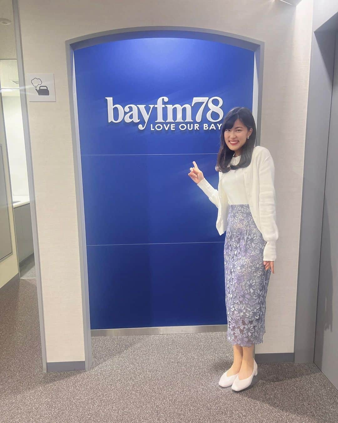 竹内里奈のインスタグラム：「🎤千葉へ🫶 今日はbayfmで、 テレビCMでお馴染みの企業の CMナレーション担当させてもらいました✨ CMのお仕事奥深くて楽しくて好きです🩵  📻声に気付いてもらえたら嬉しいな😆♪ ・ ・ ・ ・ ・ ・ ・ ・ #bayfm #cm #cmナレーション #ナレーション #企業cm #ナレーター #竹内里奈 #オフィスコーデ」