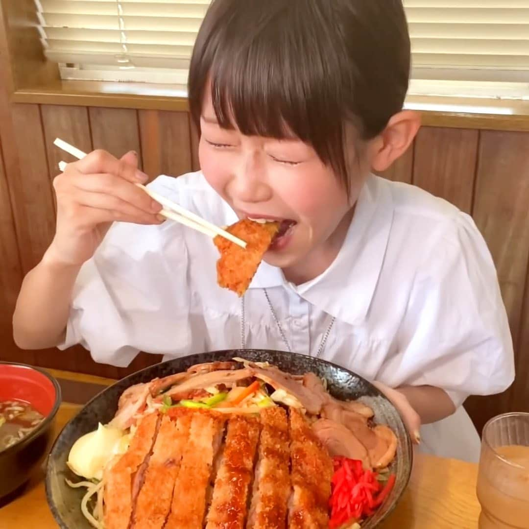 おごせ綾のインスタグラム：「とんかつ❗️チャーシュー❗️野菜炒め❗️ボリューム3種てんこ盛り😳  スーパーヘビーな最強丼を完食できるのか⁉️  柏崎、また行きたいなあ🤤  🔻過去動画🔻  柏崎名物デカ盛り❗️トンチャー丼大盛り野菜マシ✨ [Eng sub] https://youtu.be/VIYwcxQaCLo  #食堂食いしん坊  #新潟 #デカ盛り #大食い #おごせ綾」