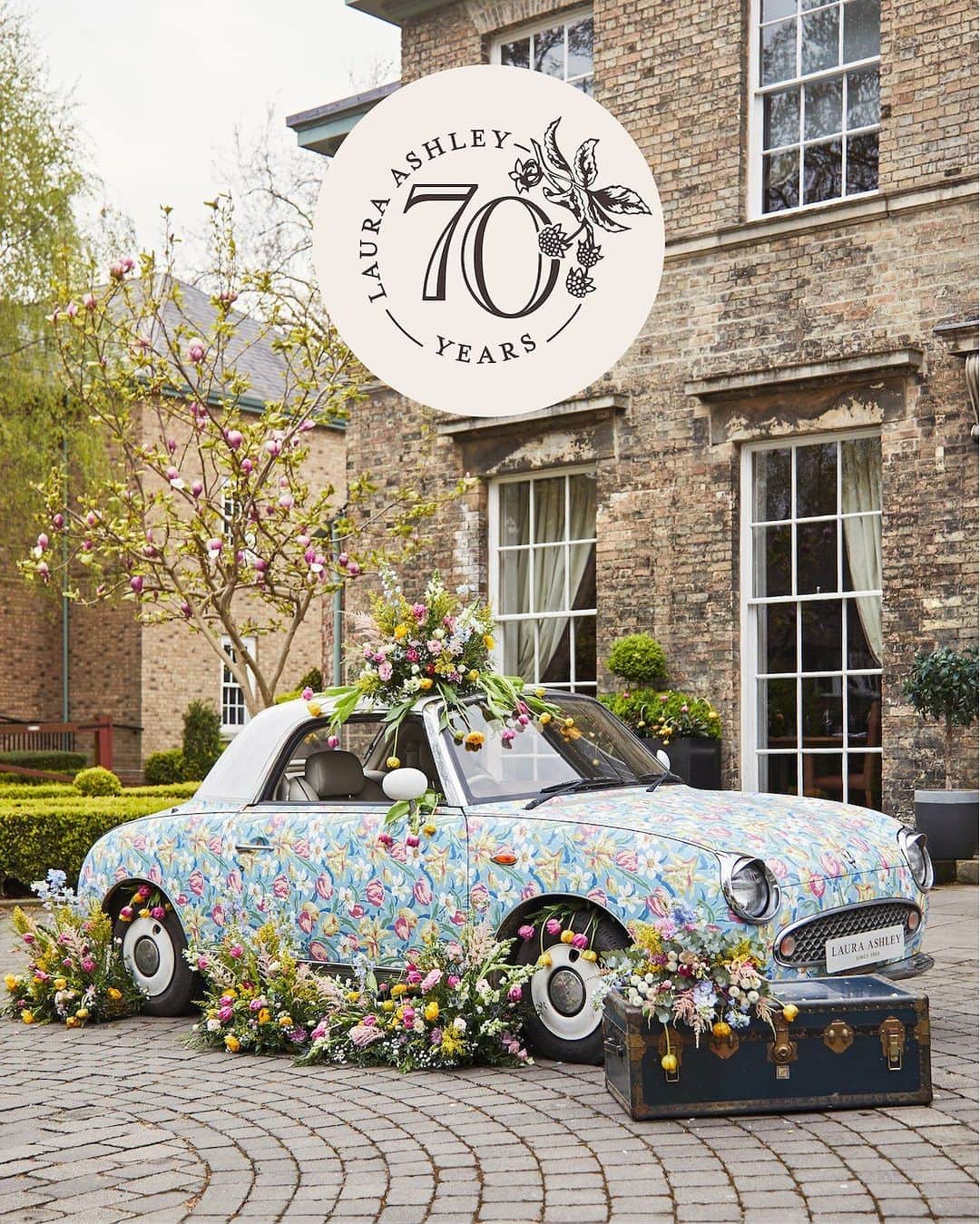 ローラアシュレイのインスタグラム：「We are very excited to share the news that Laura Ashley will be an official sponsor of the @the_rhs Chelsea Flower Show 2023.  To celebrate 70 Years in Bloom, Laura Ashley fans will be able to immerse themselves in the ultimate floral-filled experience and meet the team at our stand from the 22-27th of May.  Will you be attending #RHSChelsea?」