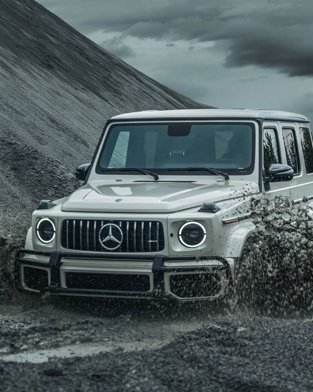 Mercedes-Benz Thailandのインスタグラム：「The road less traveled is nice, but so is no road at all.  ฉีกทุกกฎของการเดินทาง และสัมผัสประสบการณ์ความแข็งแกร่งเหนือกาลเวลาของ Mercedes-AMG G 63 ด้วยขุมพลังจากเครื่องยนต์ที่ถูกออกแบบโดย AMG ขนาด 4.0 ลิตรแบบ V8 BITURBO ที่มอบพละกำลังในการขับขี่สูงสุดถึง 585 แรงม้า พร้อมให้คุณพุ่งทะยานจาก 1-100 กิโลเมตรต่อชั่วโมง ในเวลาเพียง 4.5 วินาที ไม่ว่าทางข้างหน้าจะเป็นอย่างไร G 63 คั้นนี้ก็พร้อมทลายทุกอุปสรรคของการเดินทางให้คุณ  *อุปกรณ์บางส่วนในภาพอาจแตกต่างจากที่จำหน่ายจริง โปรดตรวจสอบรายการอุปกรณ์ของรถยนต์แต่ละรุ่นที่ผู้จำหน่ายฯ อย่างเป็นทางการทั่วประเทศ​​  📷 #MBphotopass by The Autofocus via Mercedes-Benz USA  #AMGMonday #GClass #G63 #DrivingPerformance #MercedesAMG #MercedesBenzThailand」